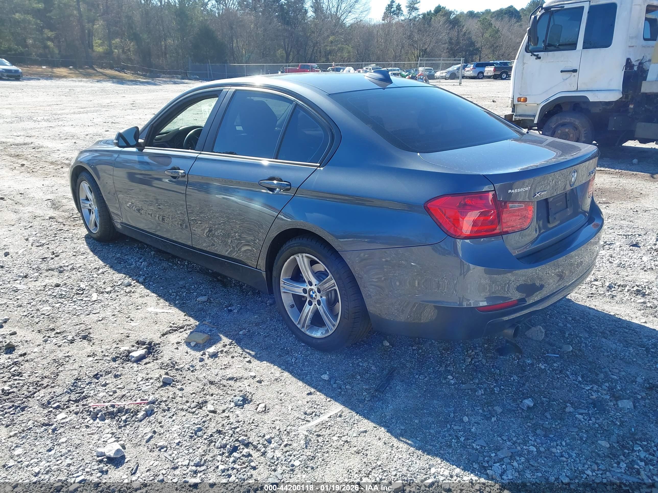 BMW 320I image 3
