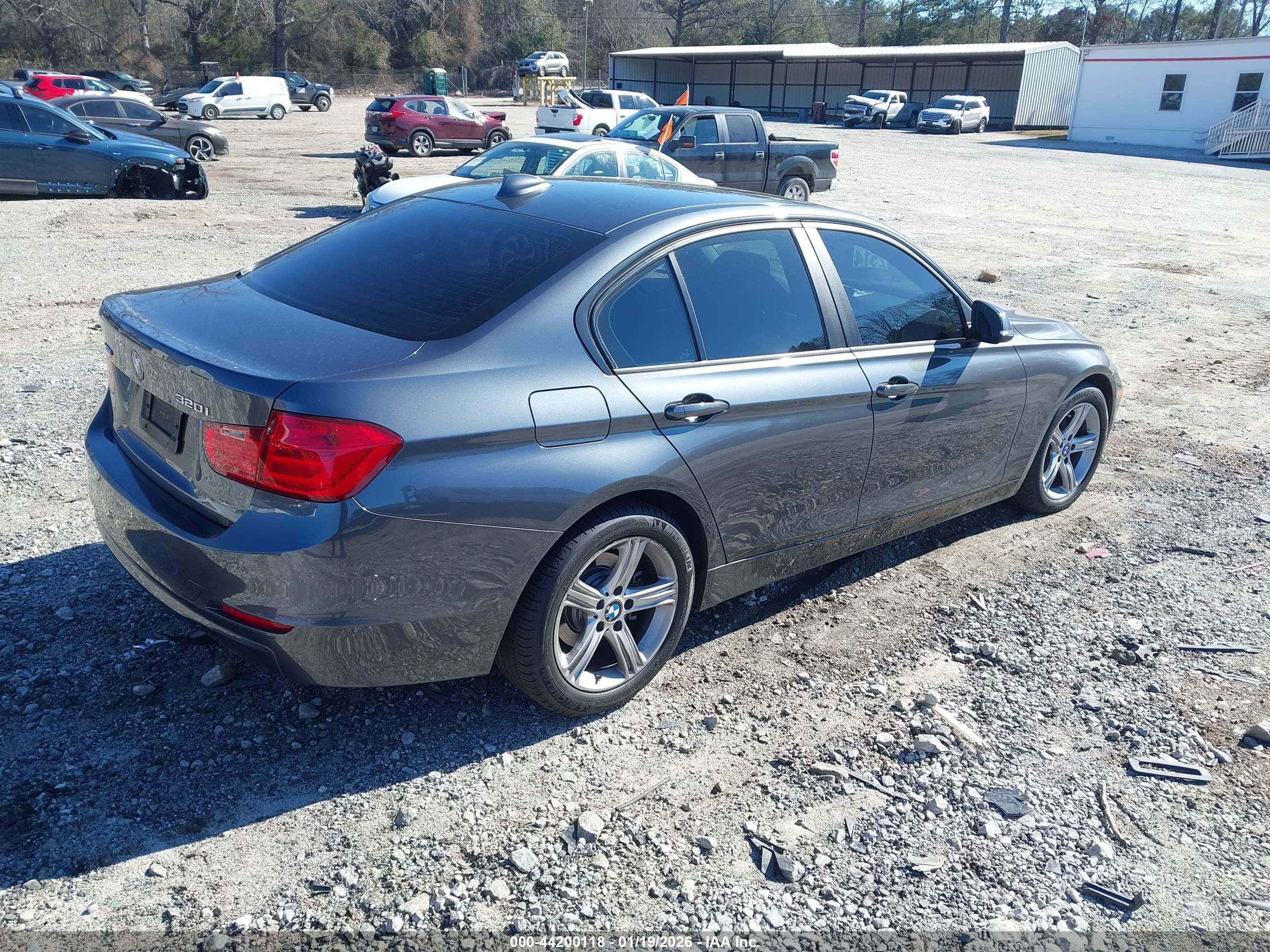 BMW 320I image 4