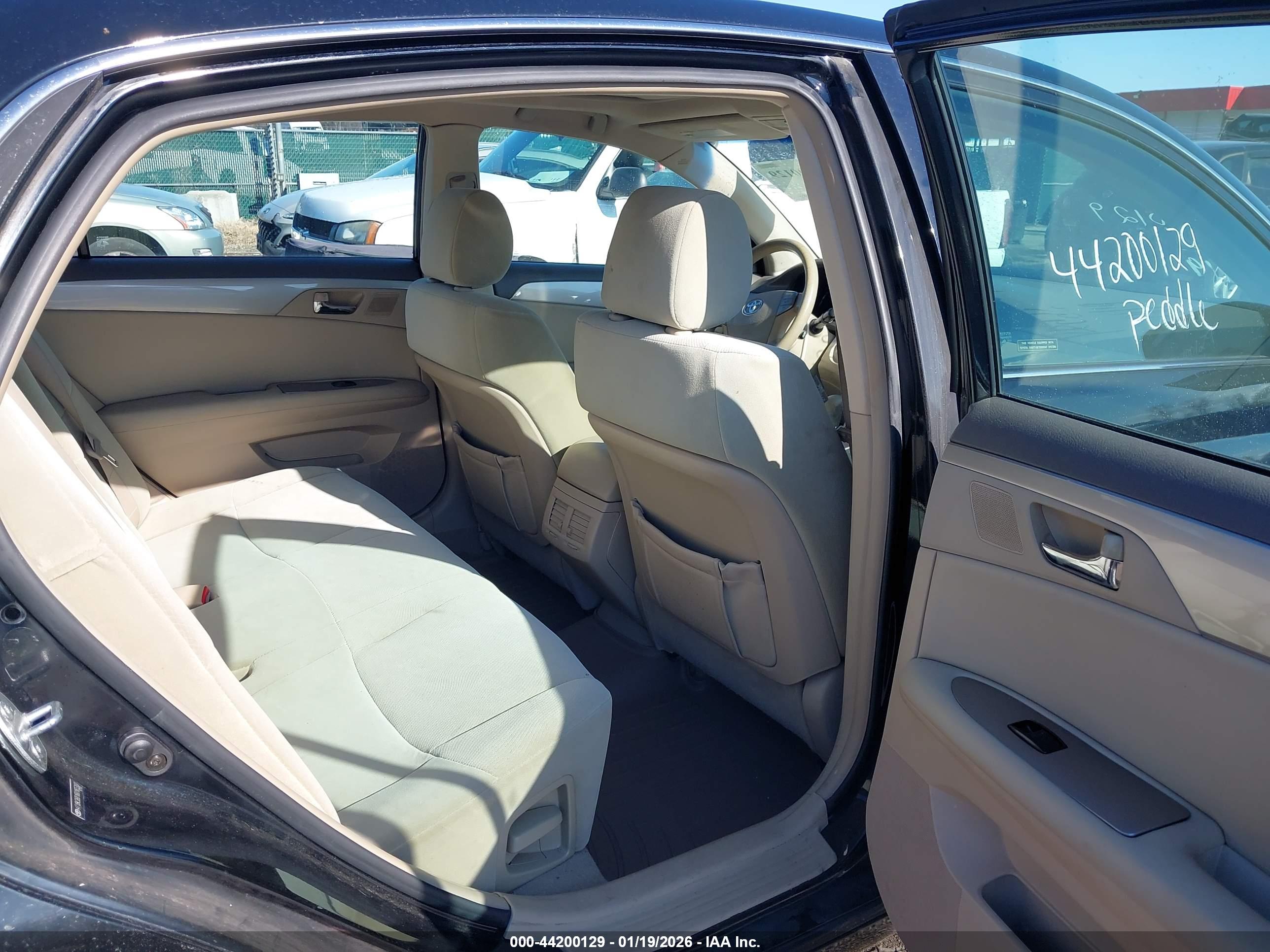 TOYOTA AVALON image 8