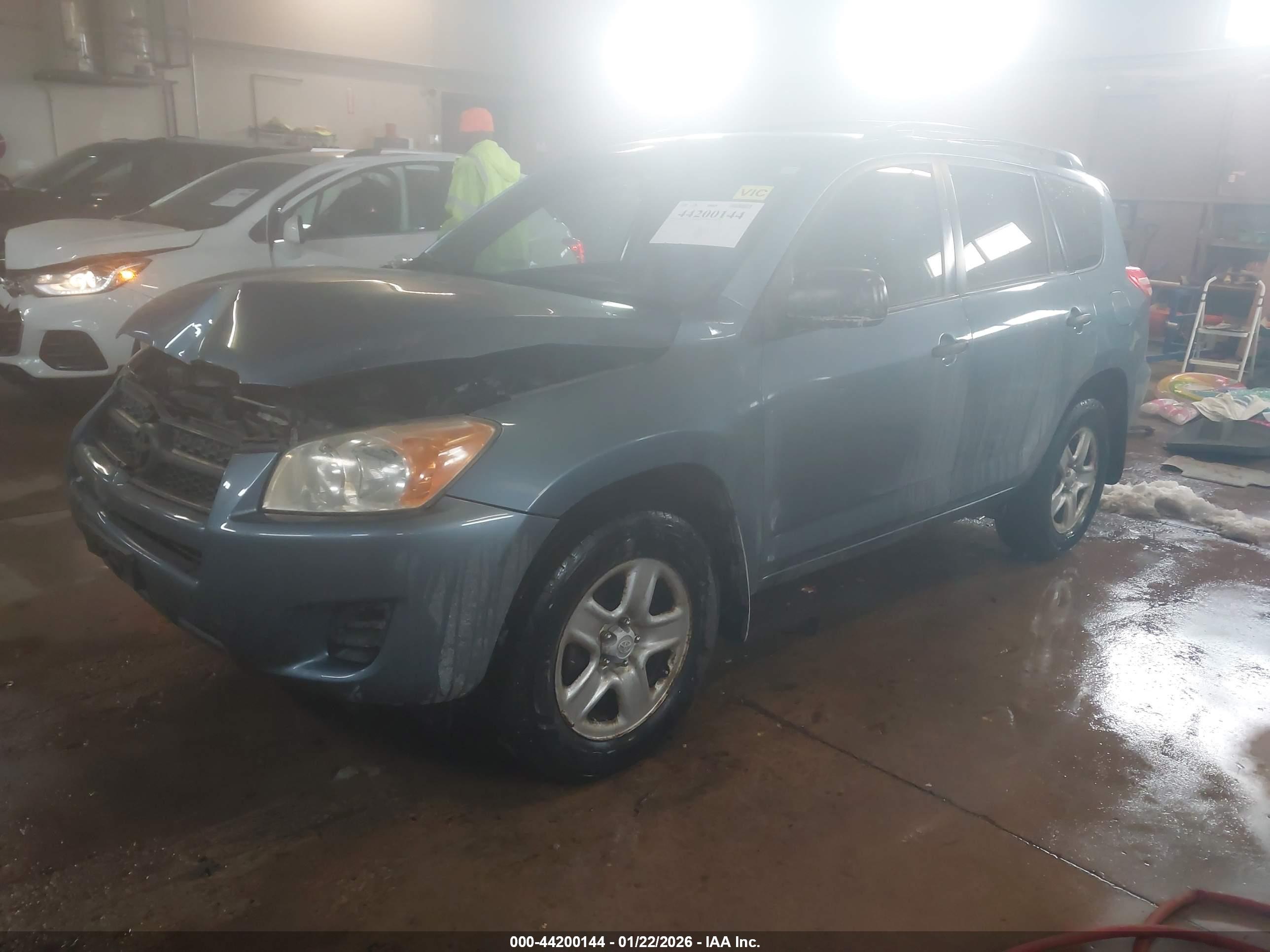 TOYOTA RAV4 image 2