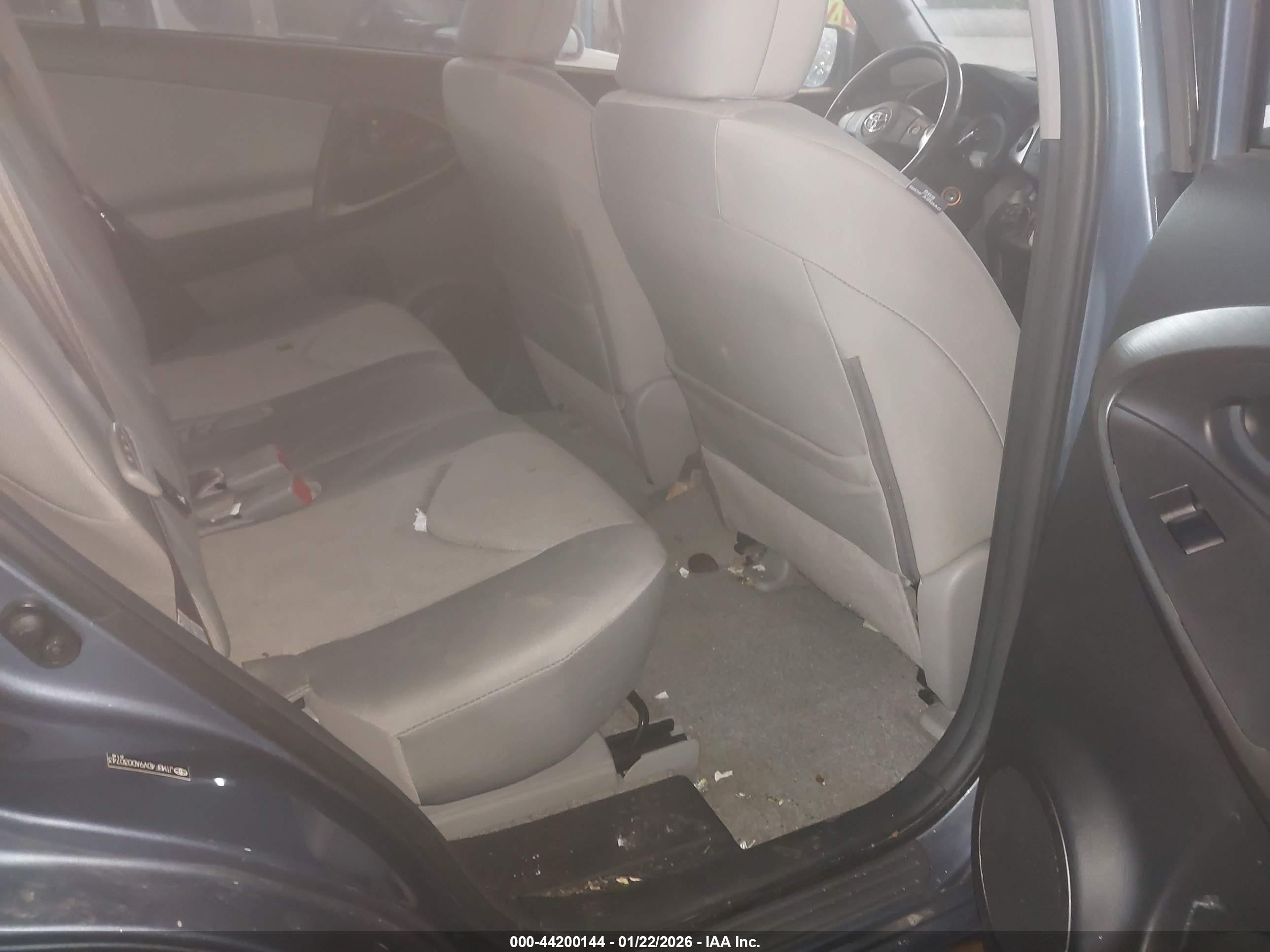 TOYOTA RAV4 image 8