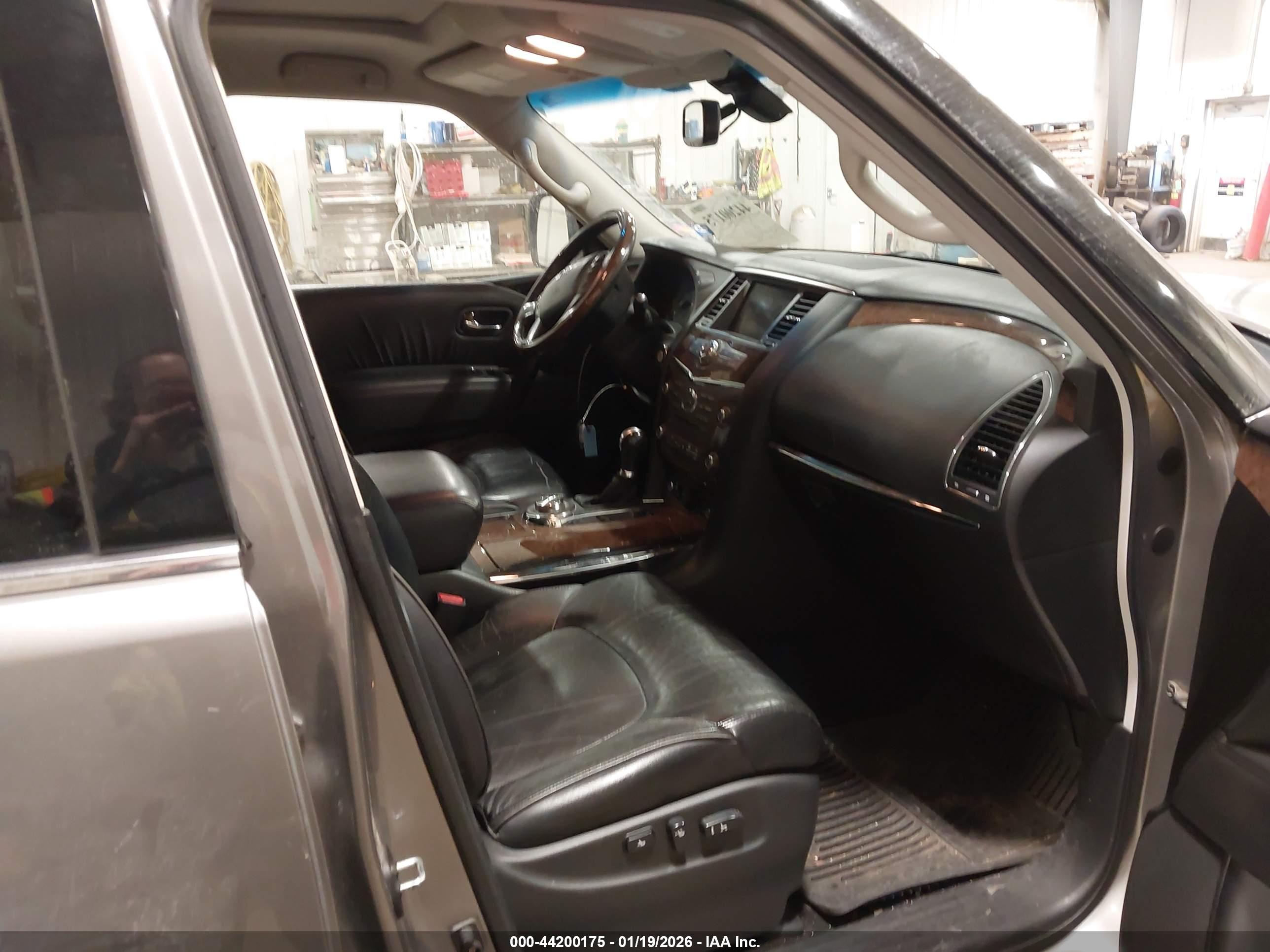 INFINITI QX56 image 5