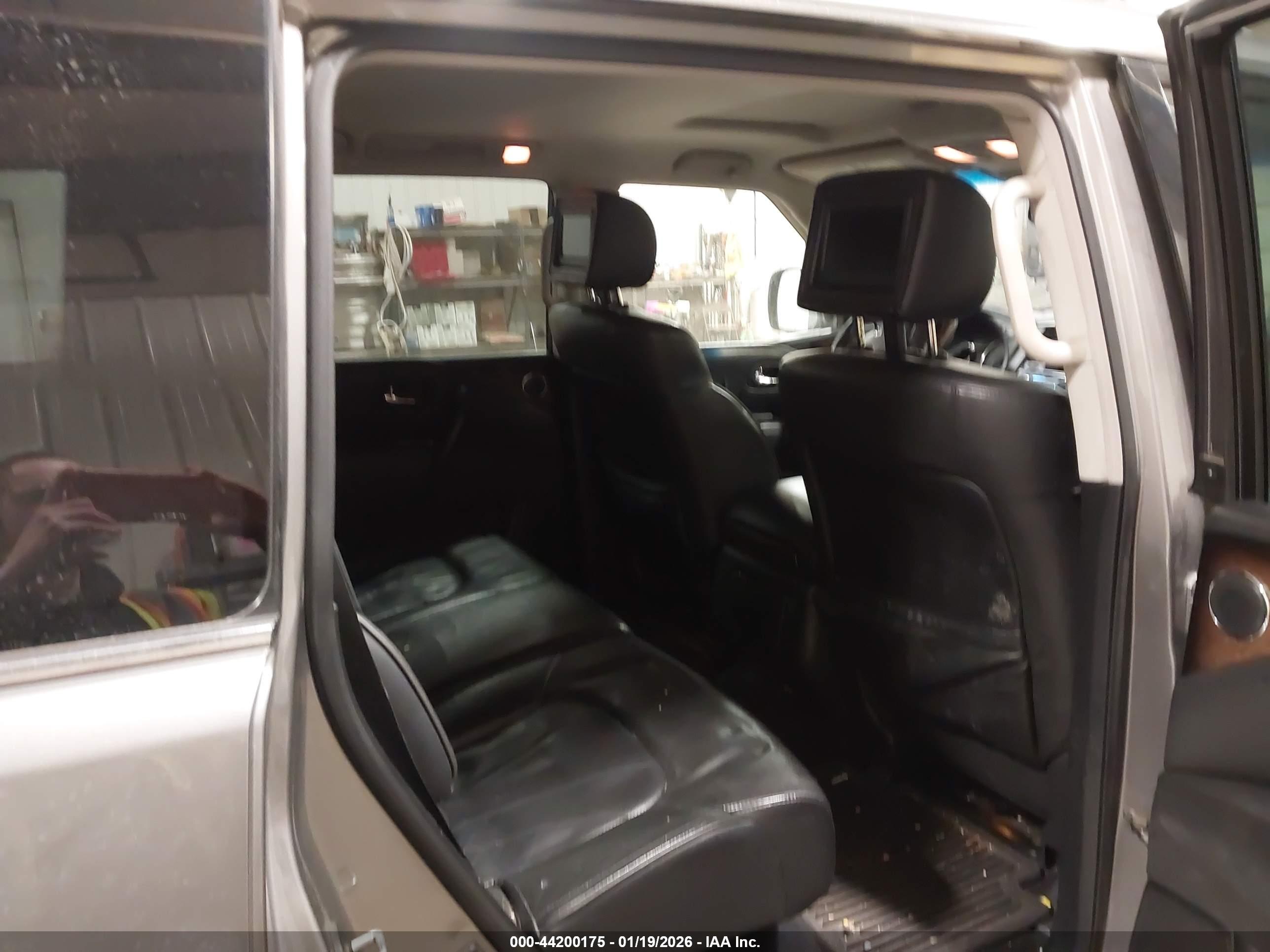 INFINITI QX56 image 8