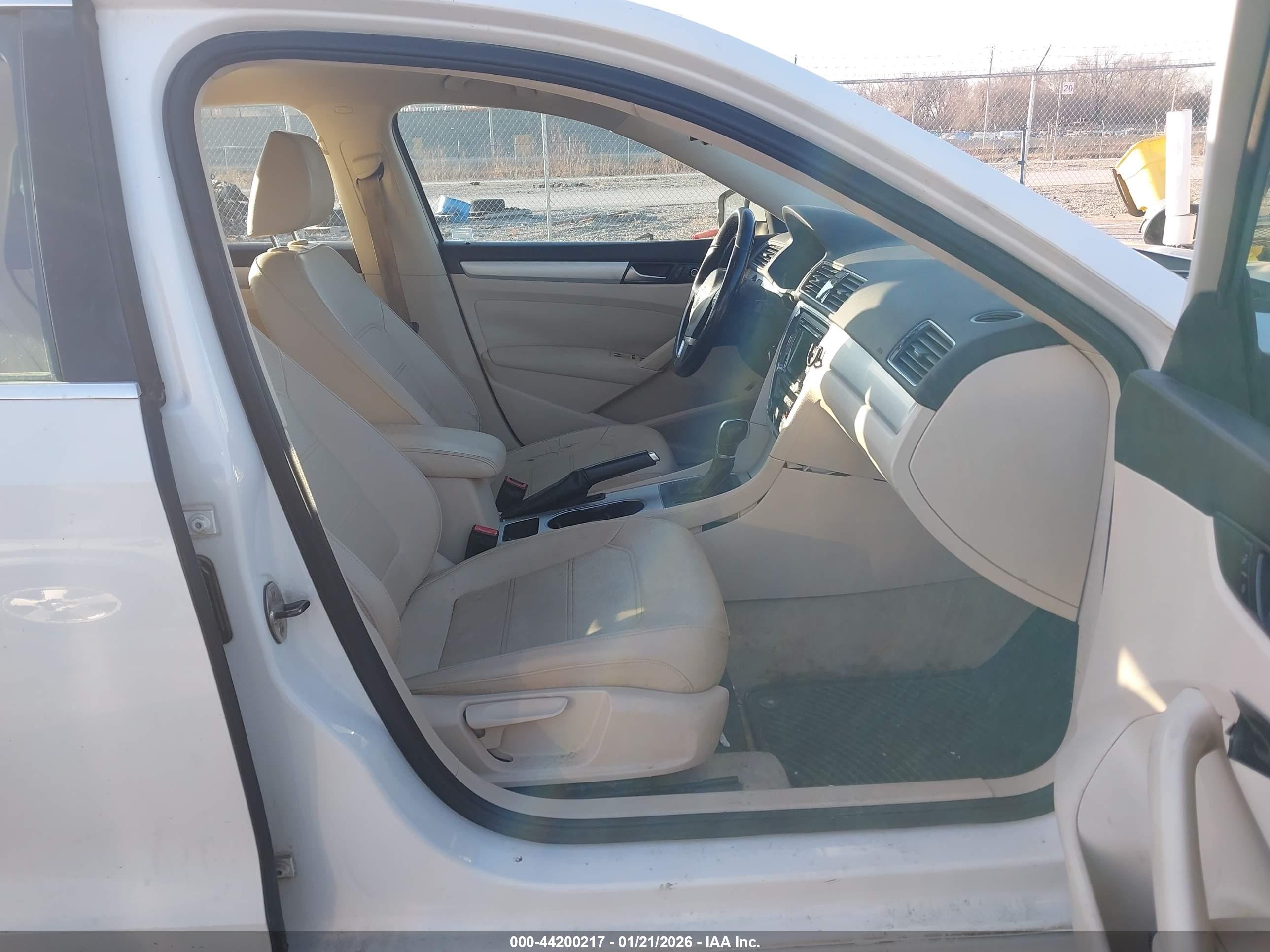 VOLKSWAGEN PASSAT image 5