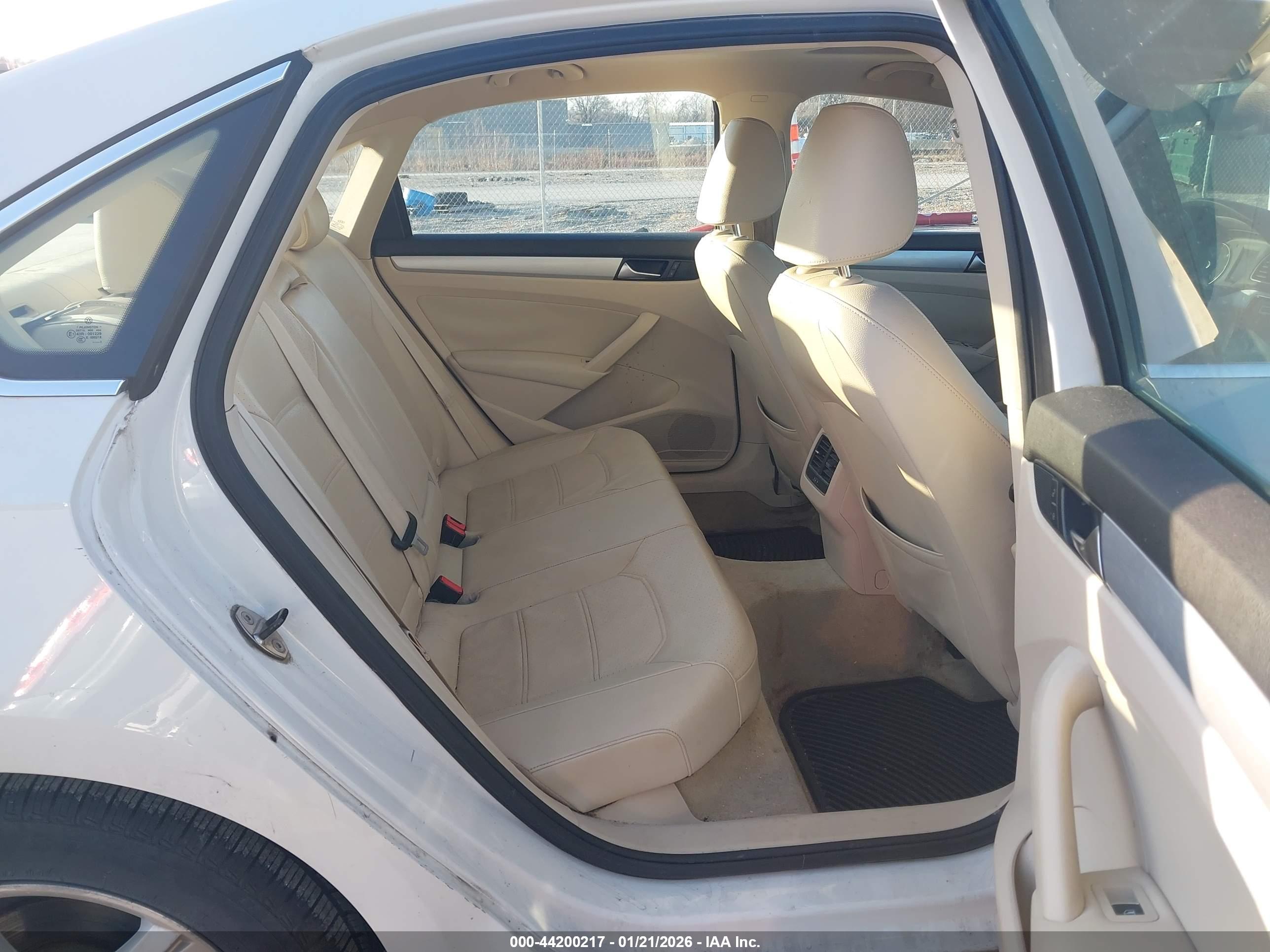 VOLKSWAGEN PASSAT image 8