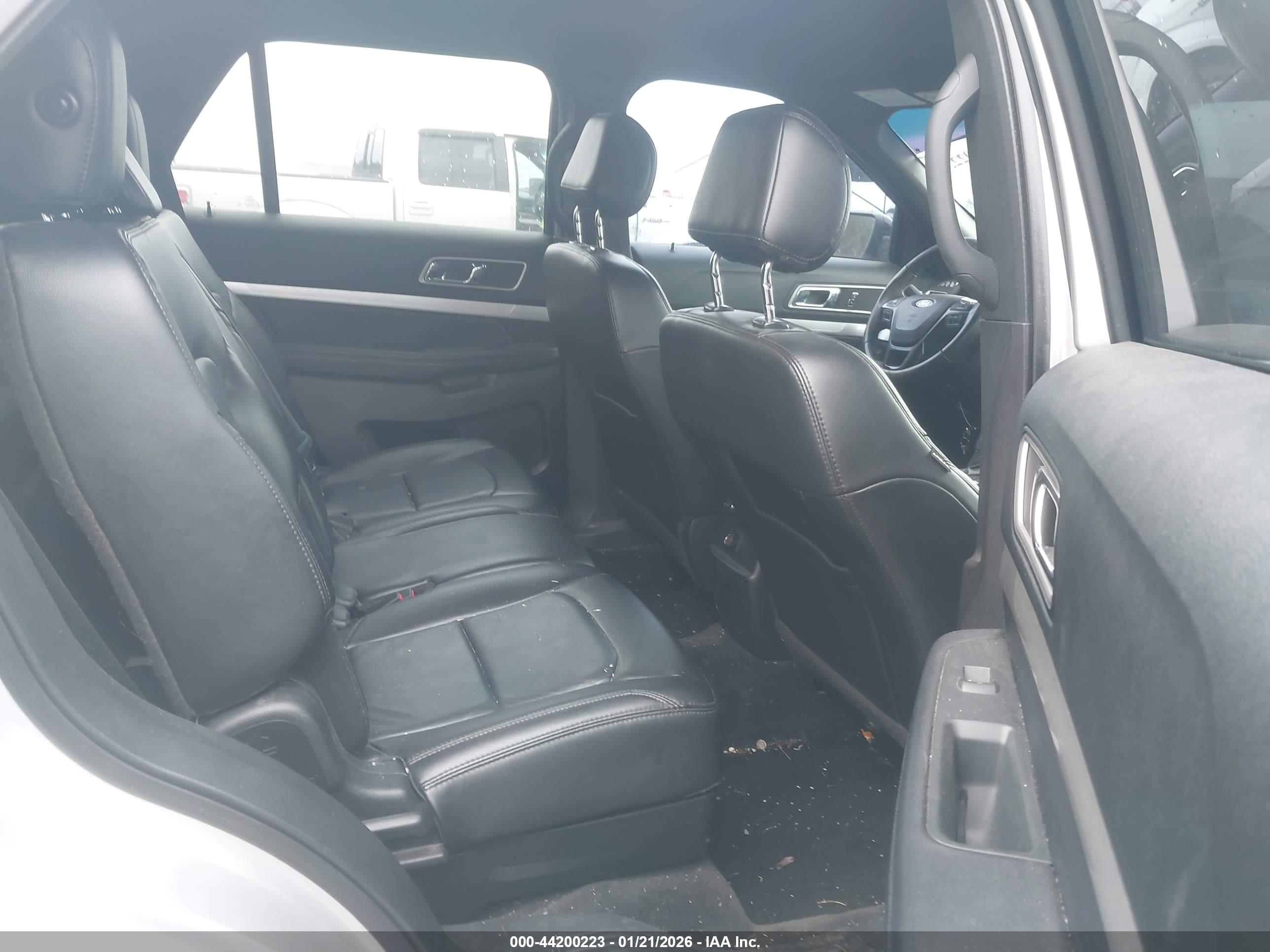 FORD EXPLORER image 8
