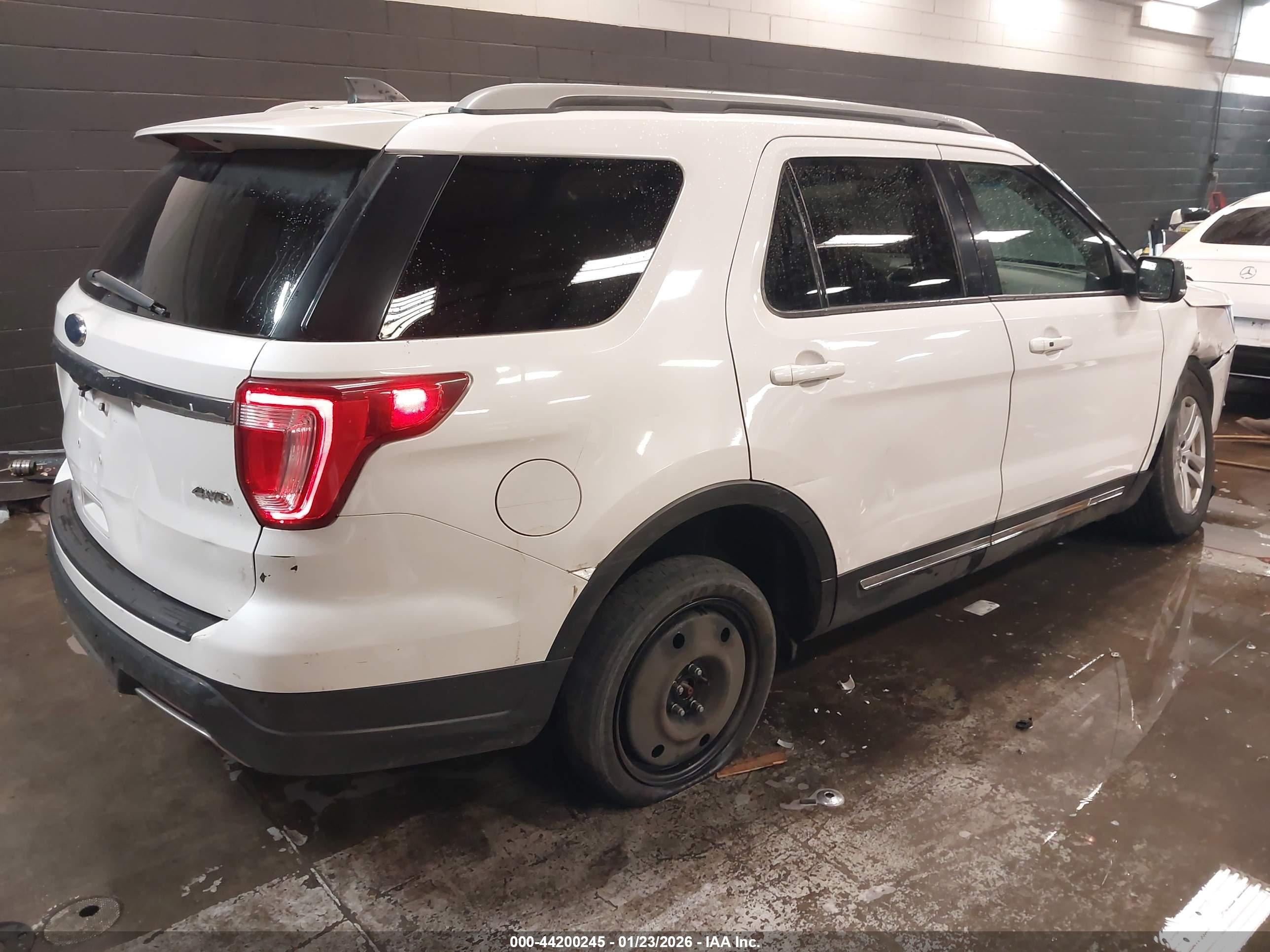 FORD EXPLORER image 4