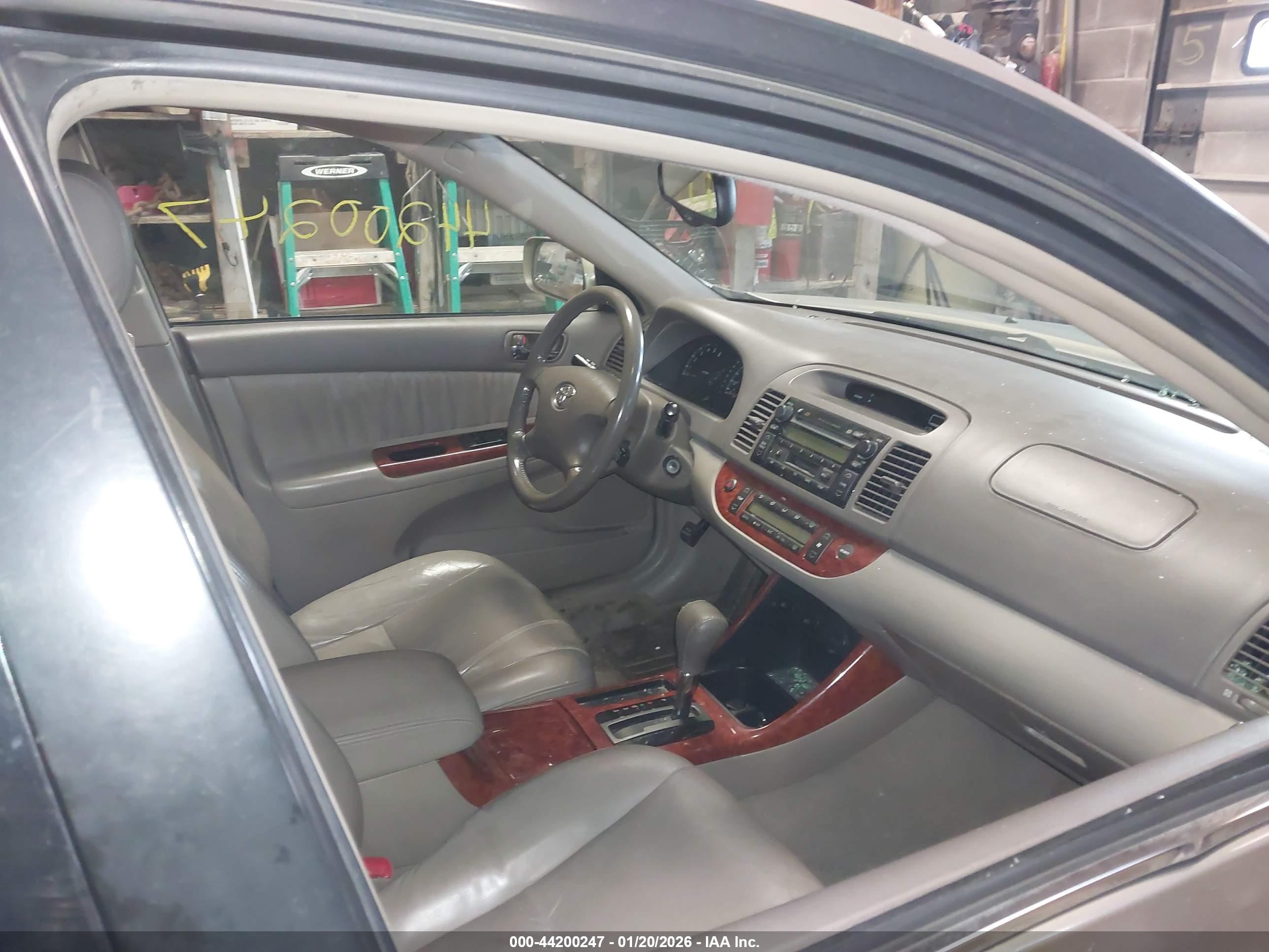 TOYOTA CAMRY image 5