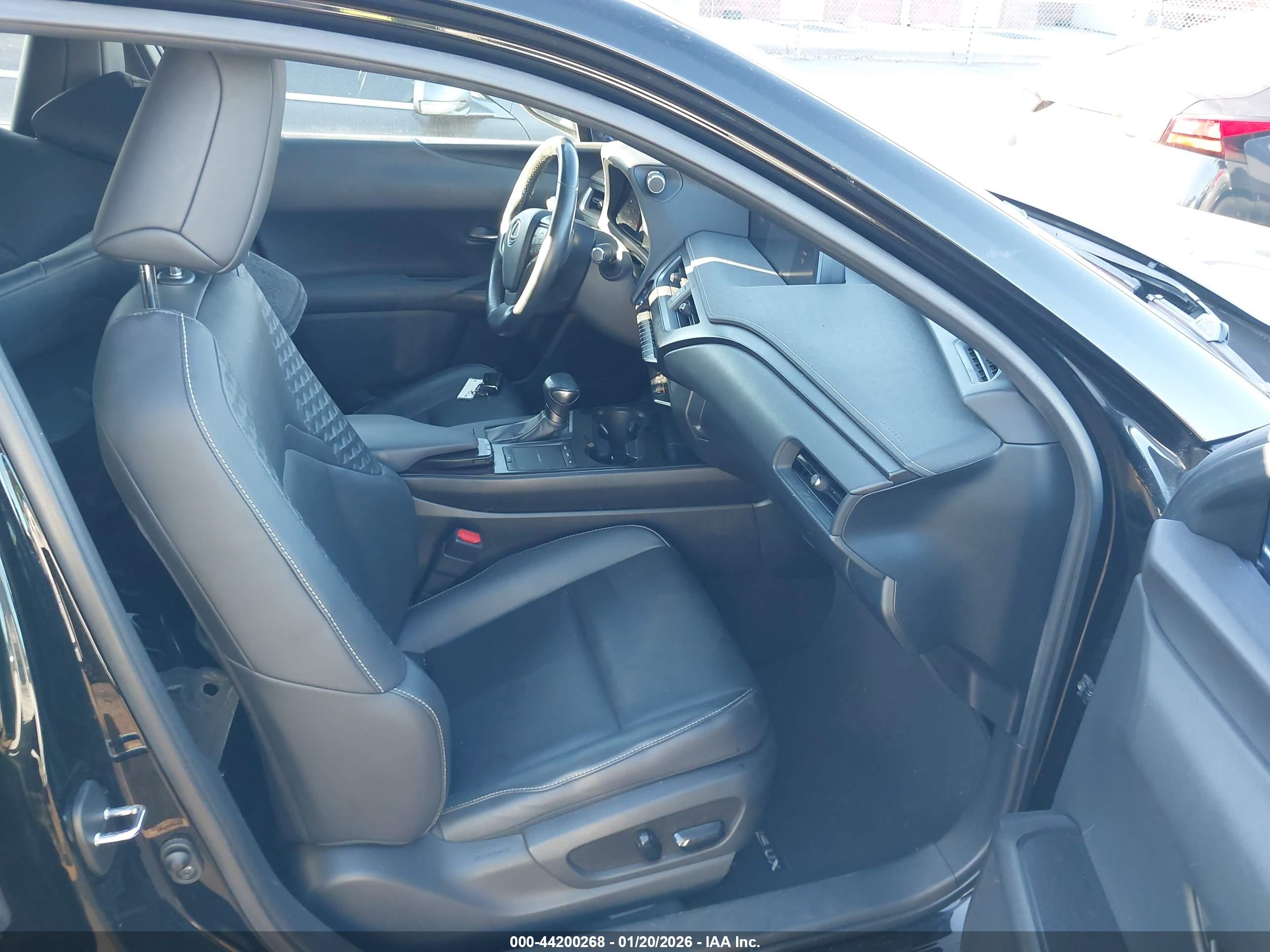 LEXUS UX image 5