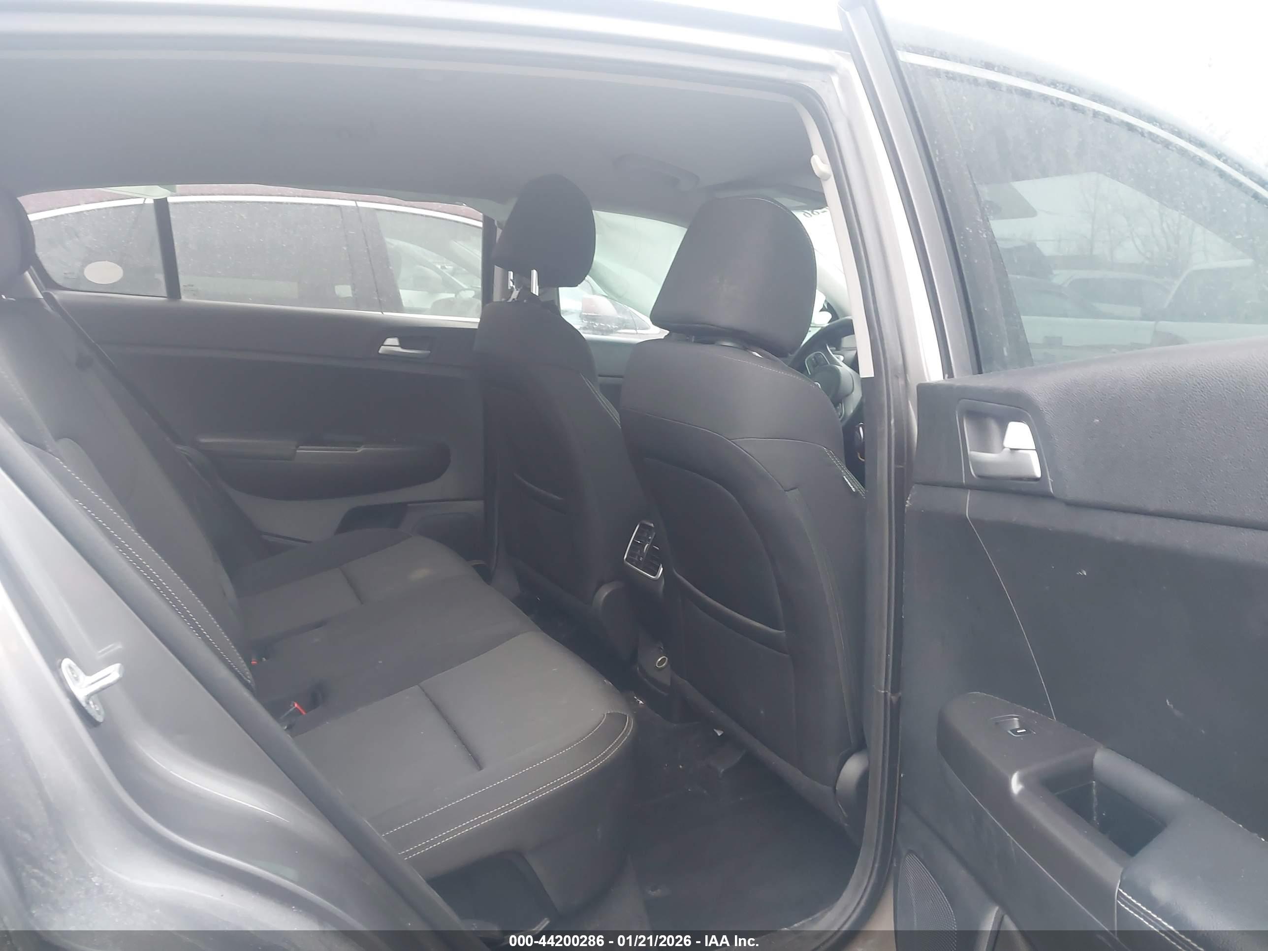 KIA SPORTAGE image 8