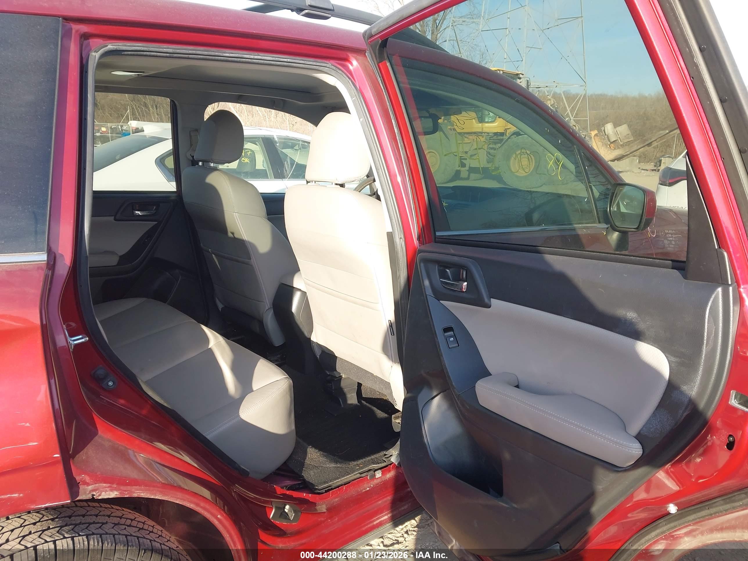 SUBARU FORESTER image 8