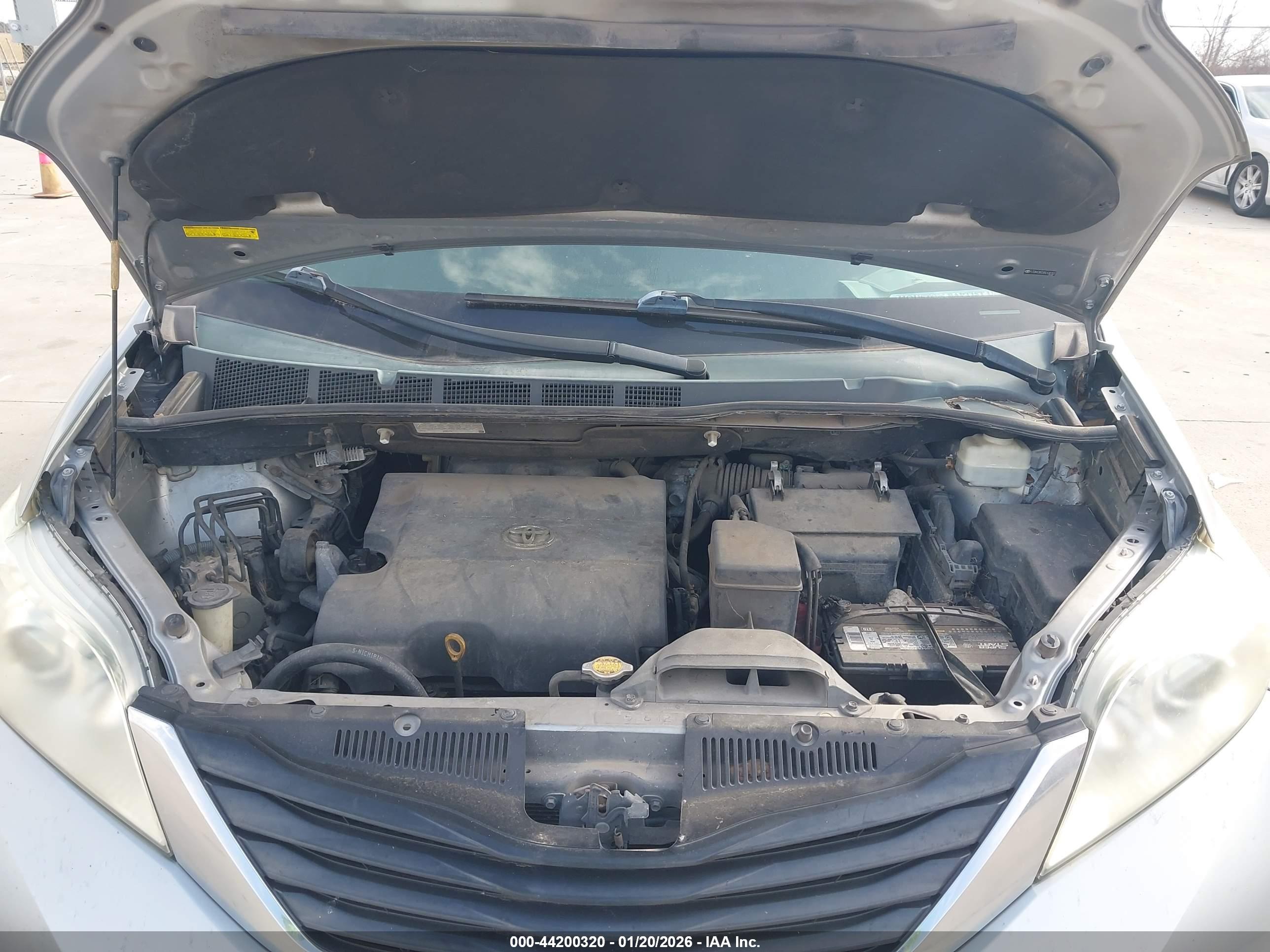 TOYOTA SIENNA image 10