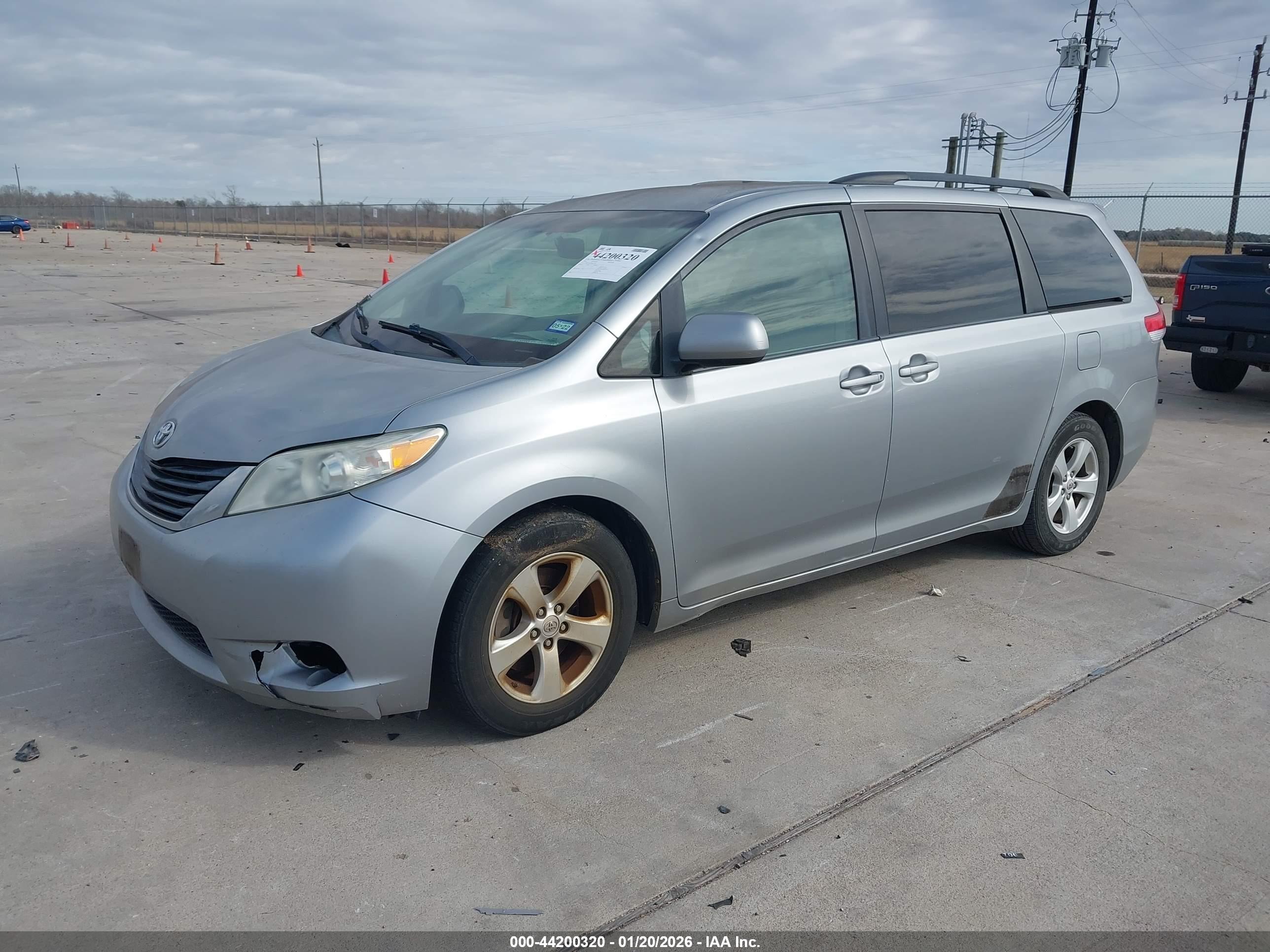 TOYOTA SIENNA image 2