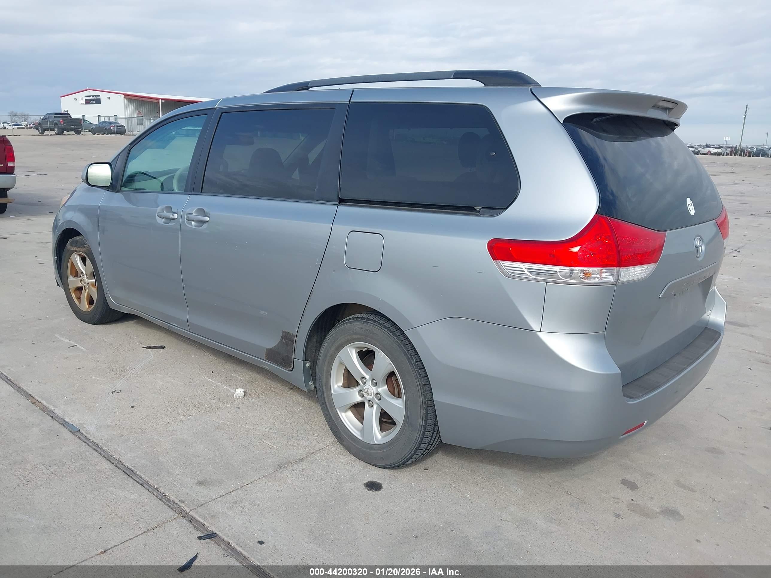TOYOTA SIENNA image 3