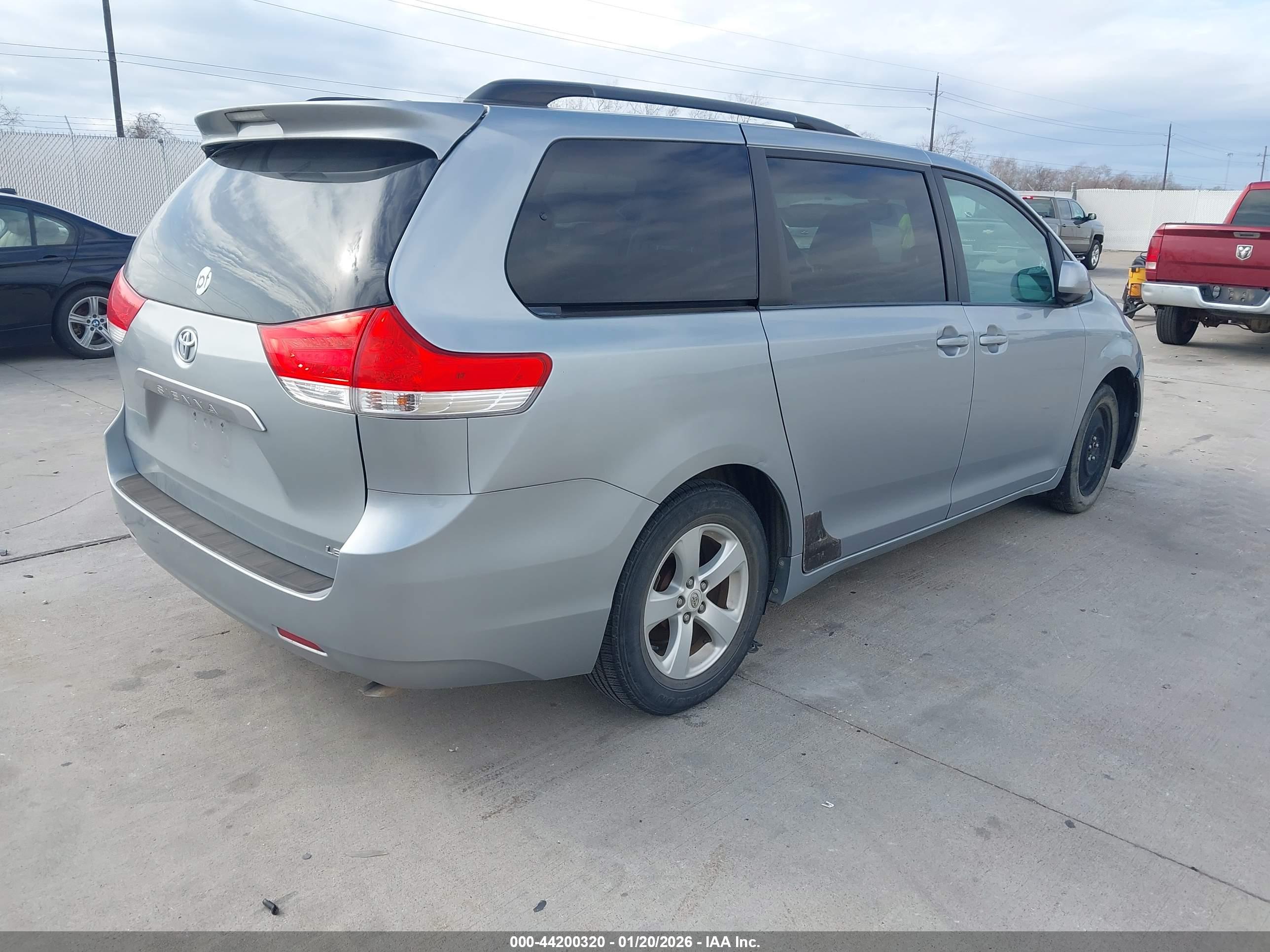 TOYOTA SIENNA image 4