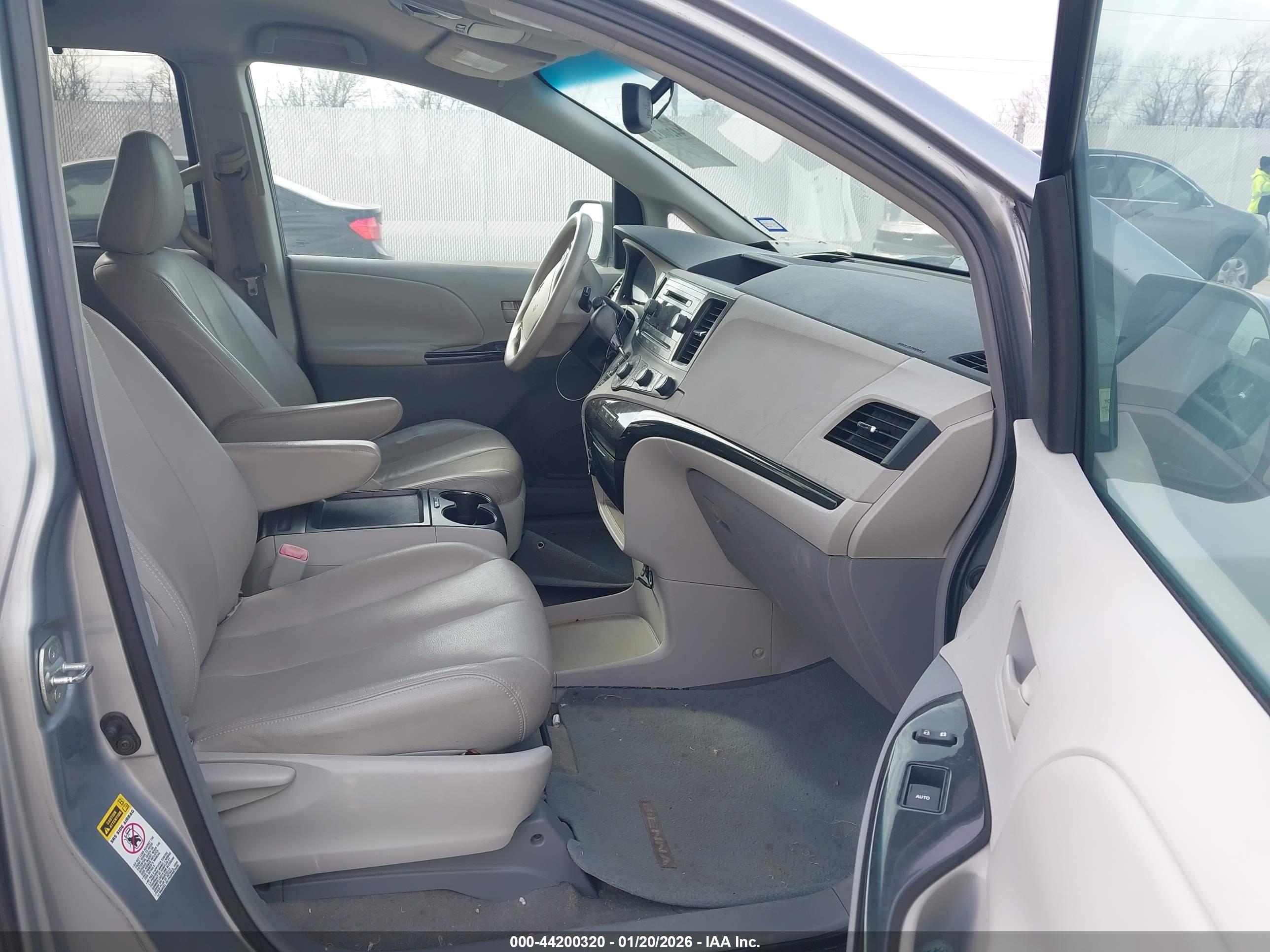 TOYOTA SIENNA image 5