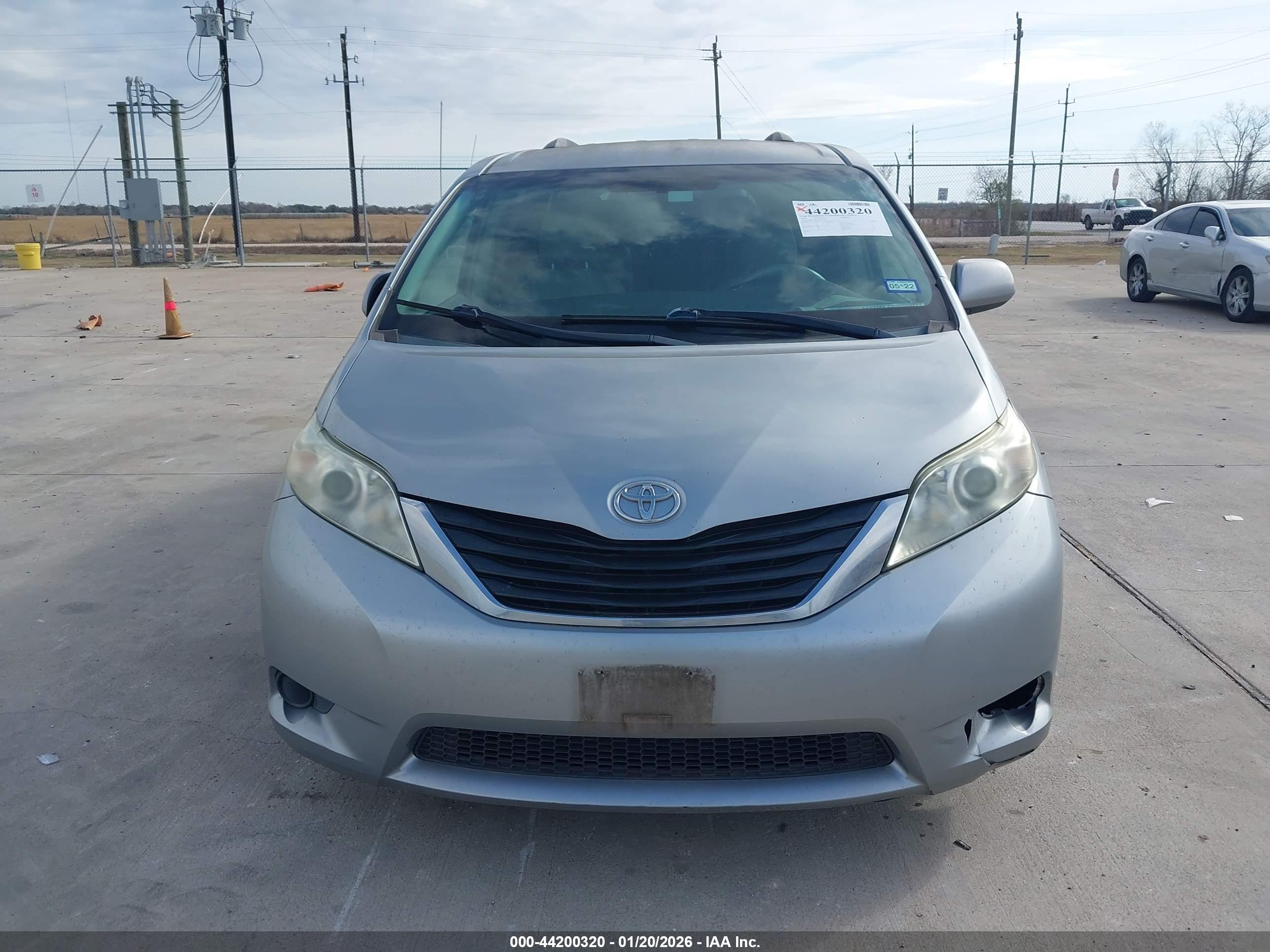 TOYOTA SIENNA image 6