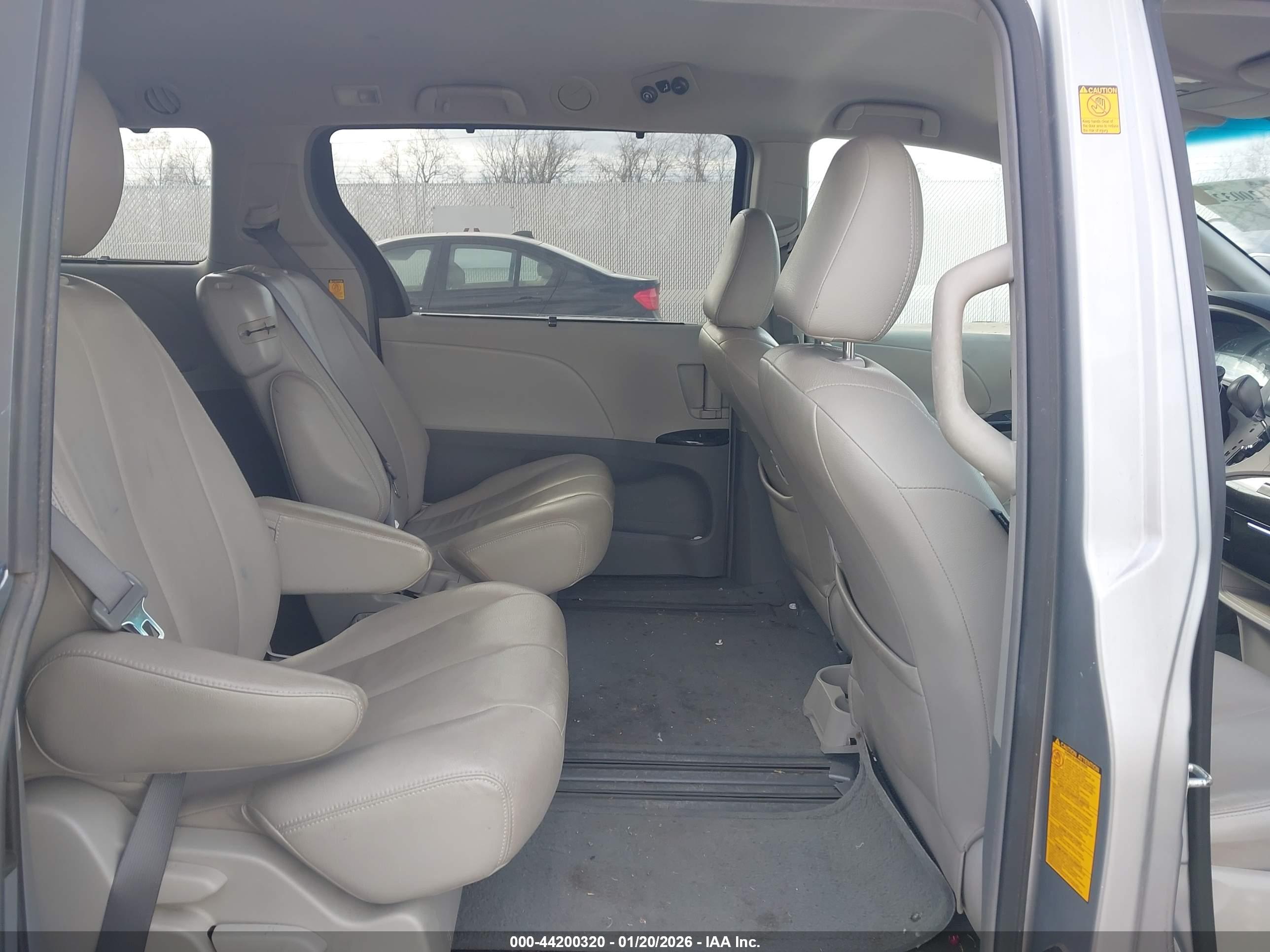 TOYOTA SIENNA image 8
