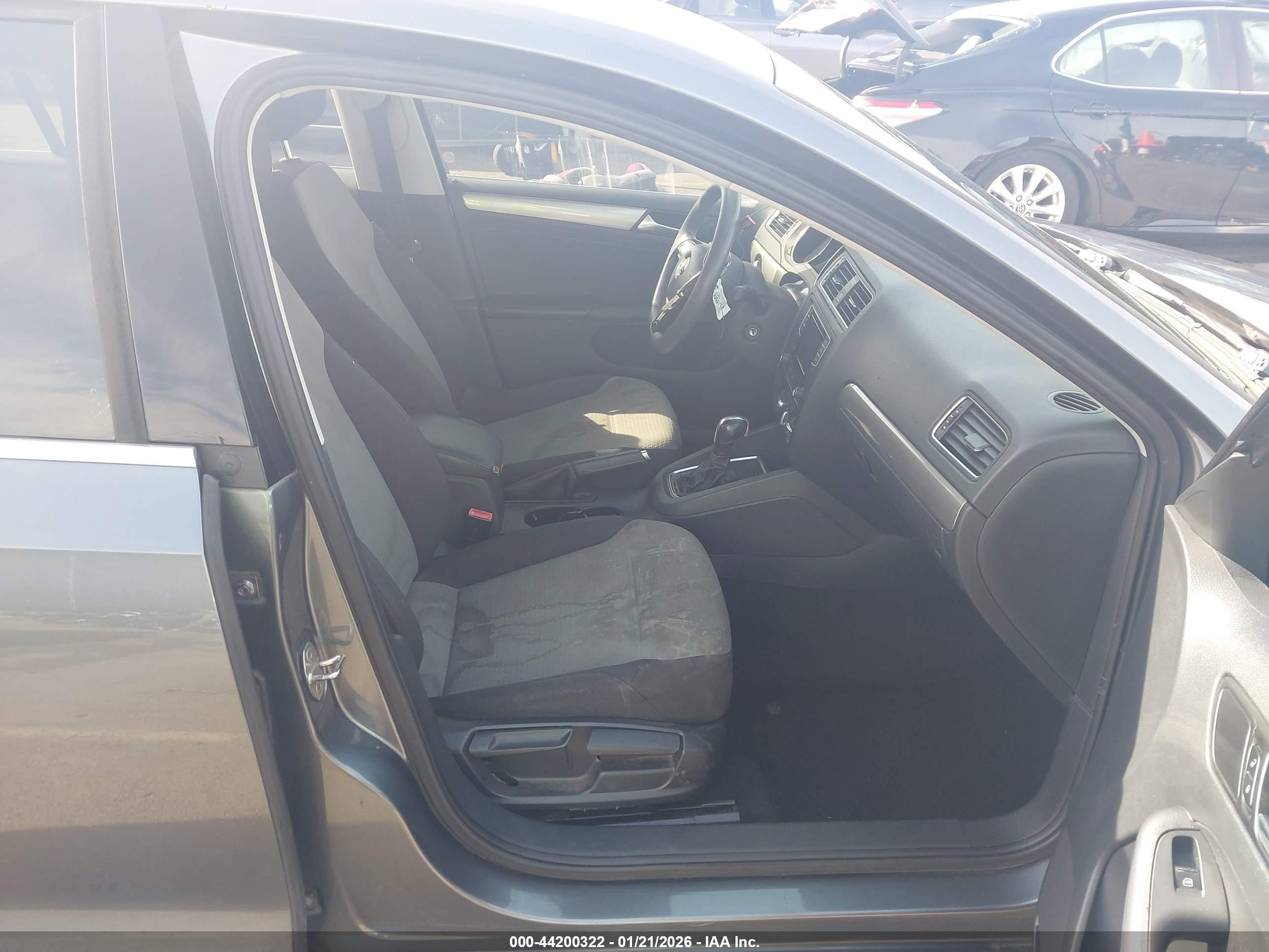 VOLKSWAGEN JETTA image 5