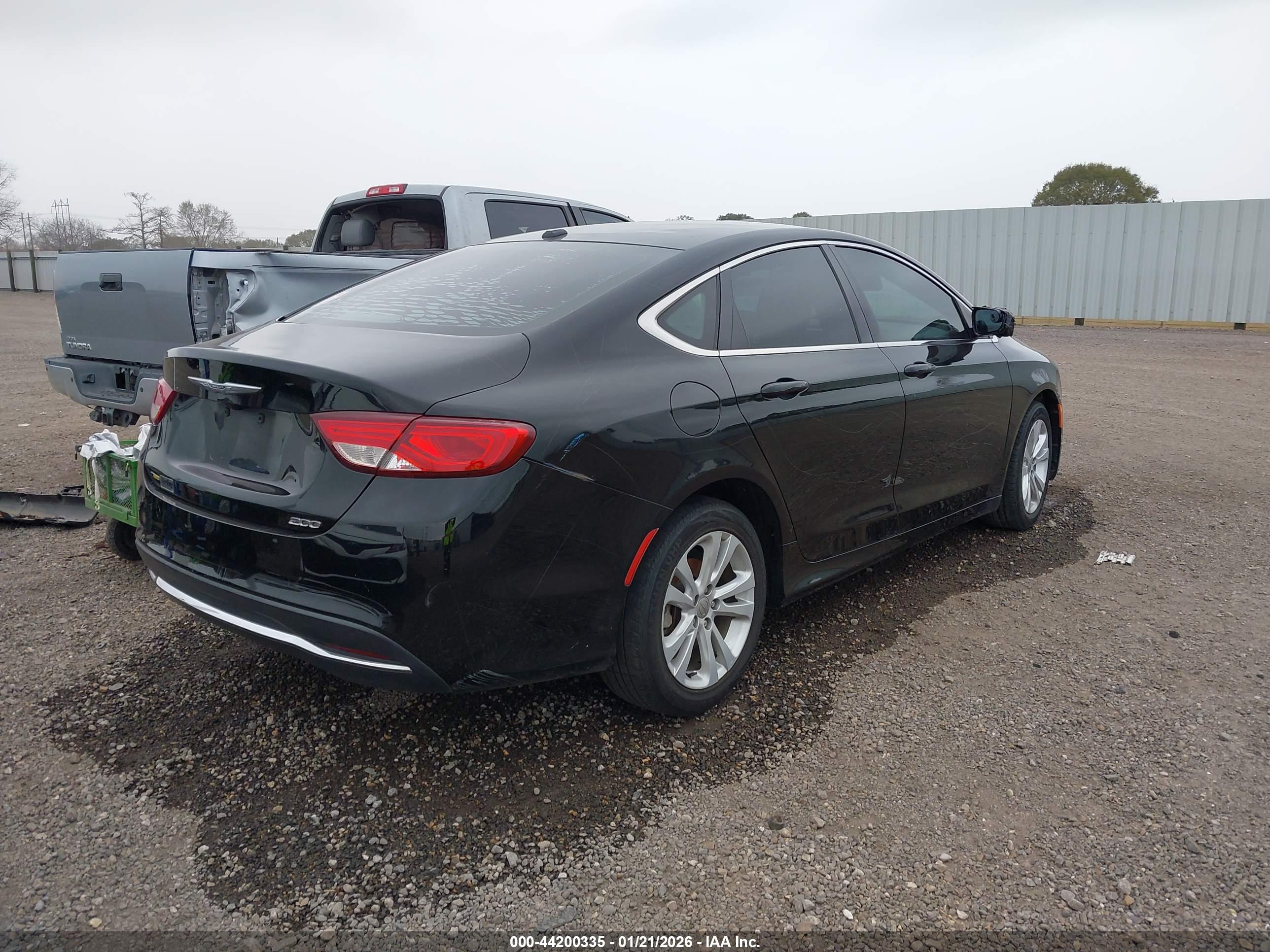 CHRYSLER 200 image 4