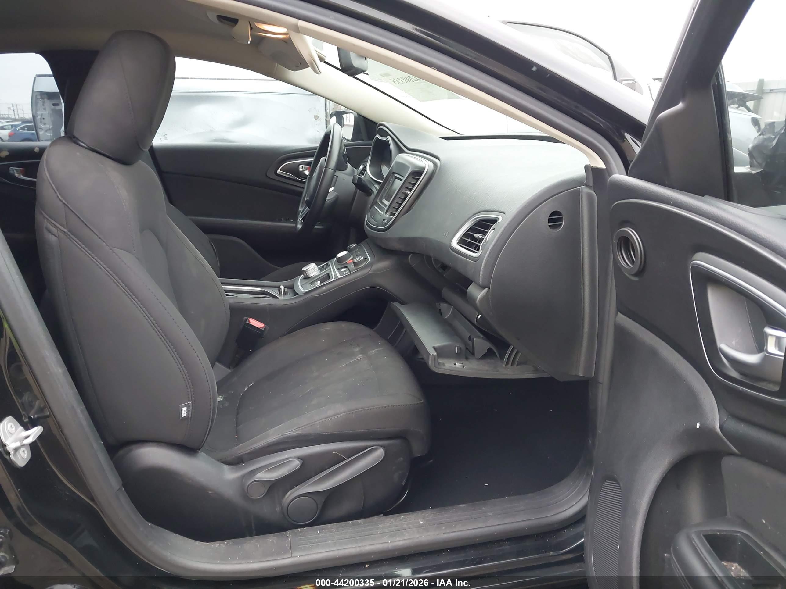 CHRYSLER 200 image 5