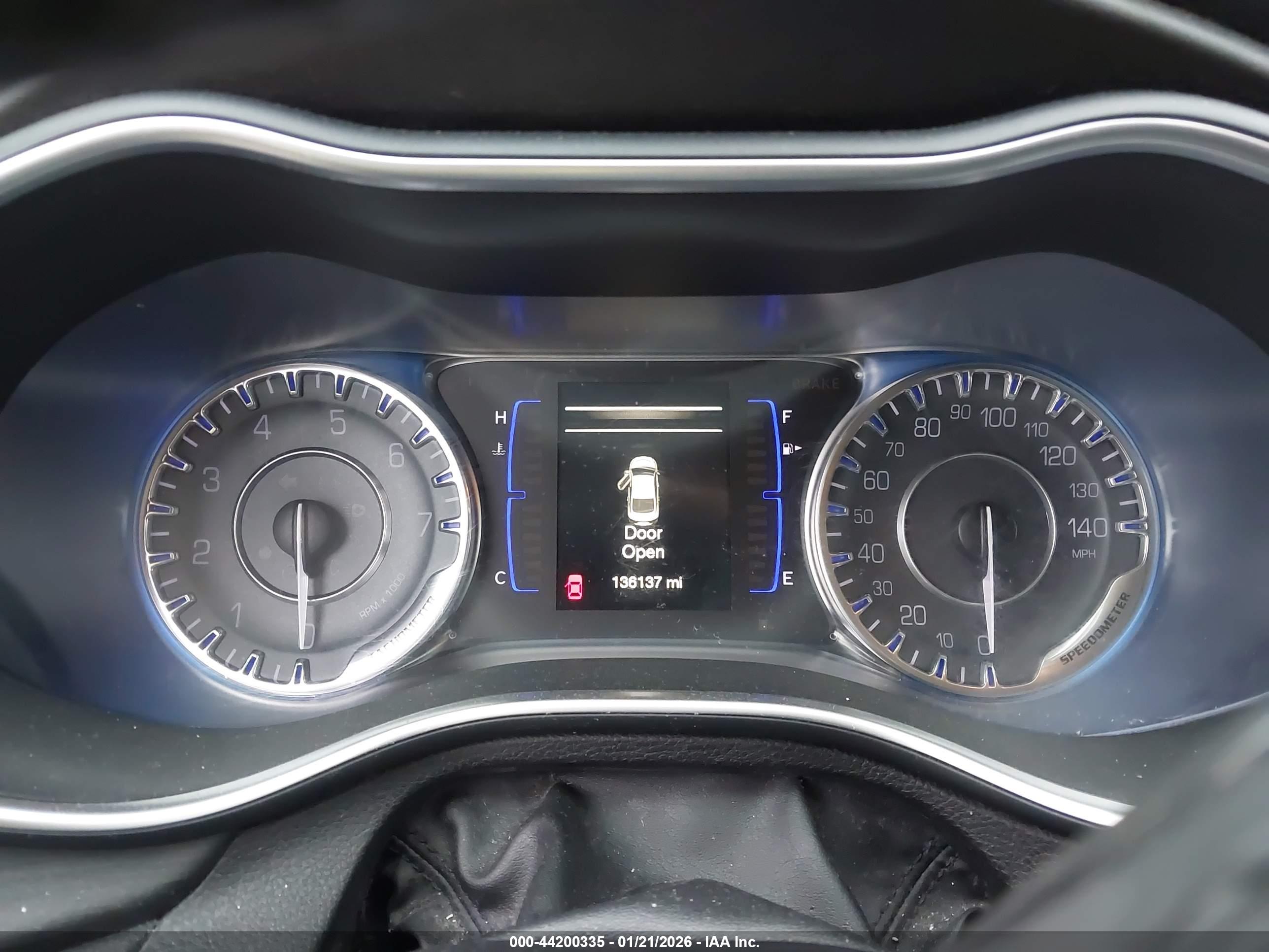 CHRYSLER 200 image 7