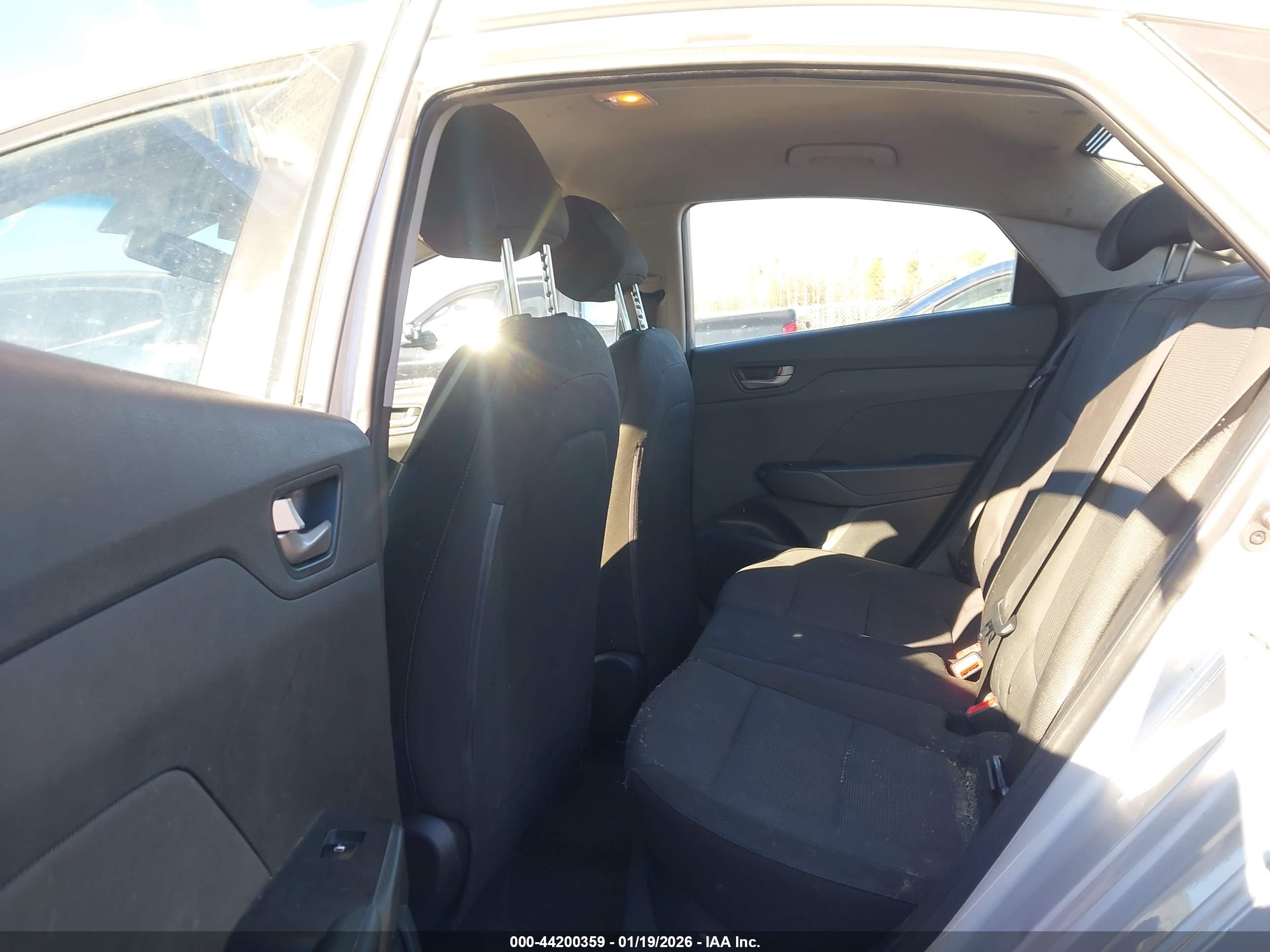HYUNDAI ACCENT image 8