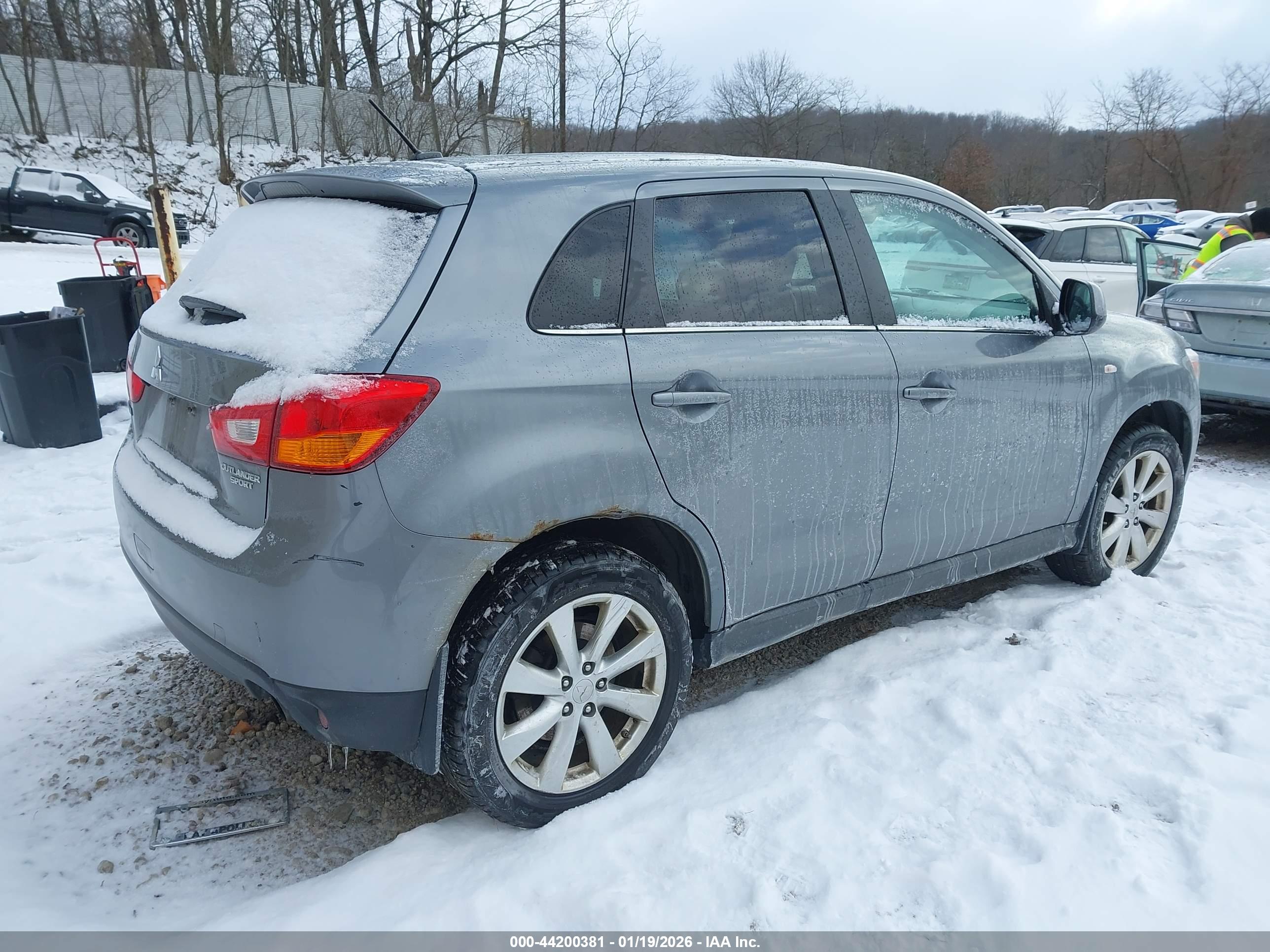 MITSUBISHI OUTLANDER image 4