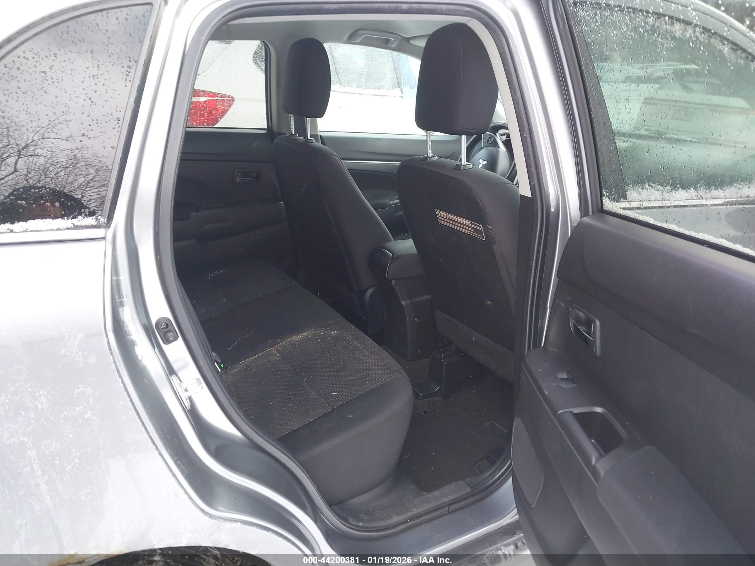 MITSUBISHI OUTLANDER image 8