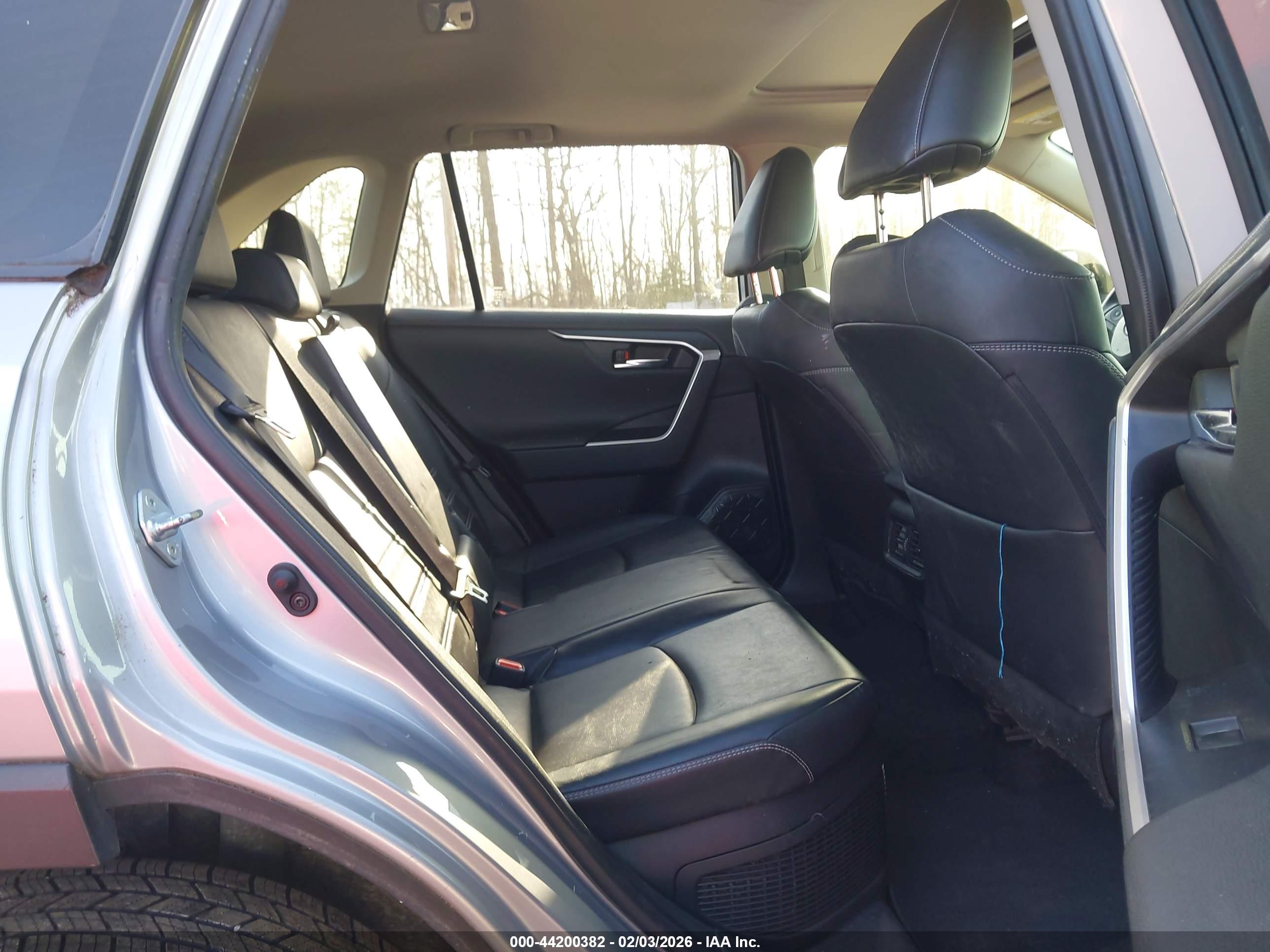 TOYOTA RAV4 image 8