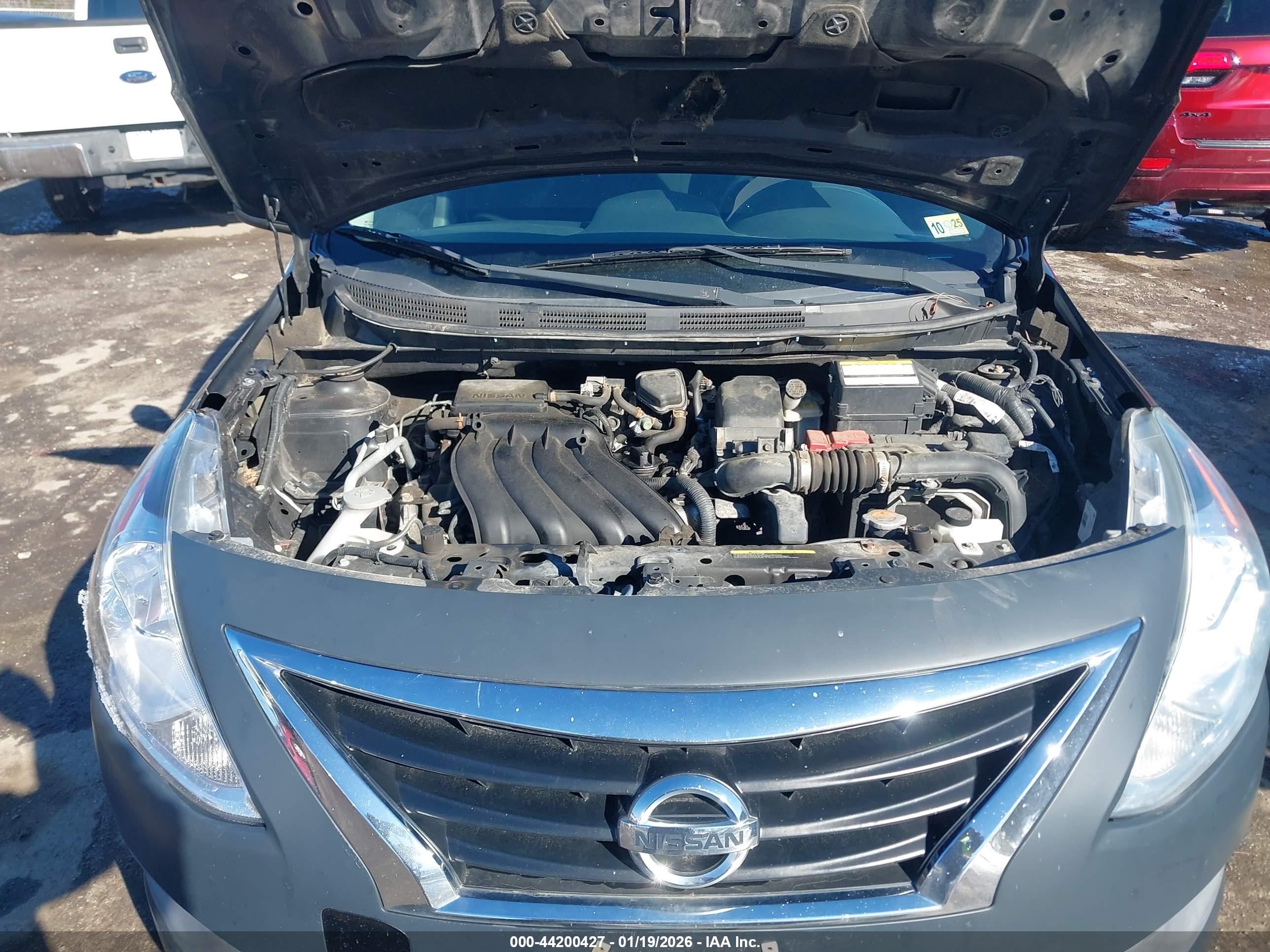 NISSAN VERSA image 10