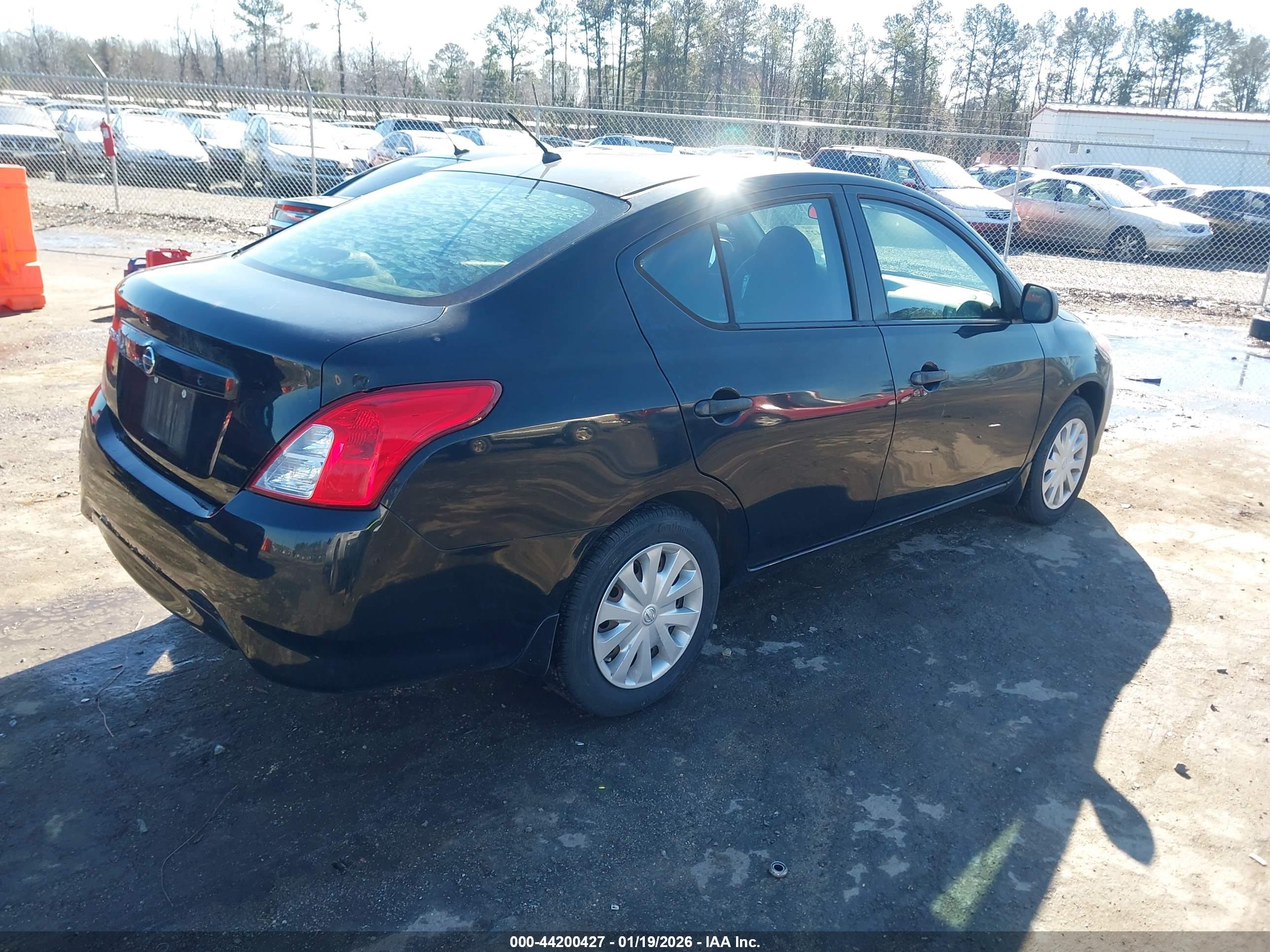 NISSAN VERSA image 4