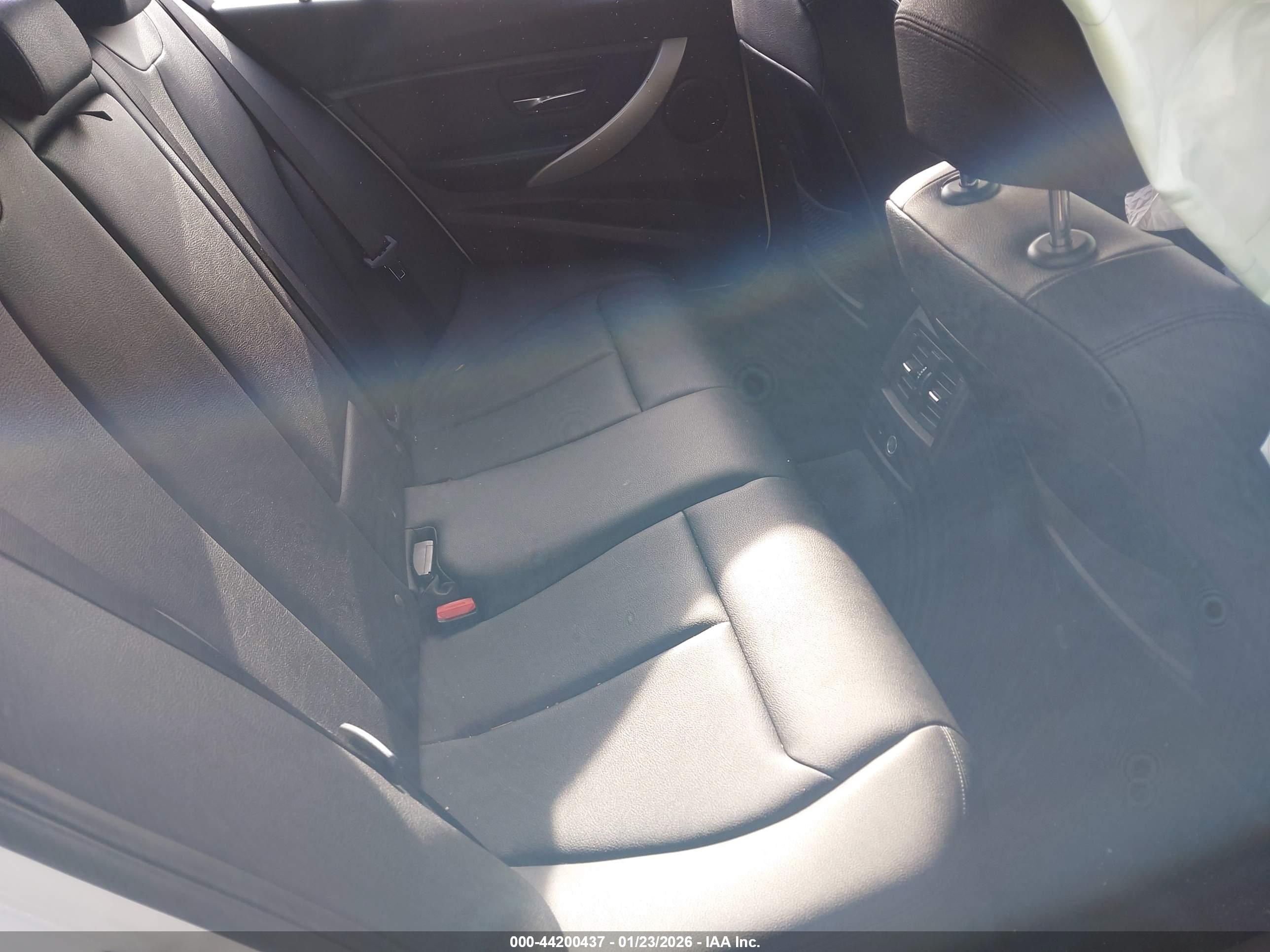 BMW 320I image 8