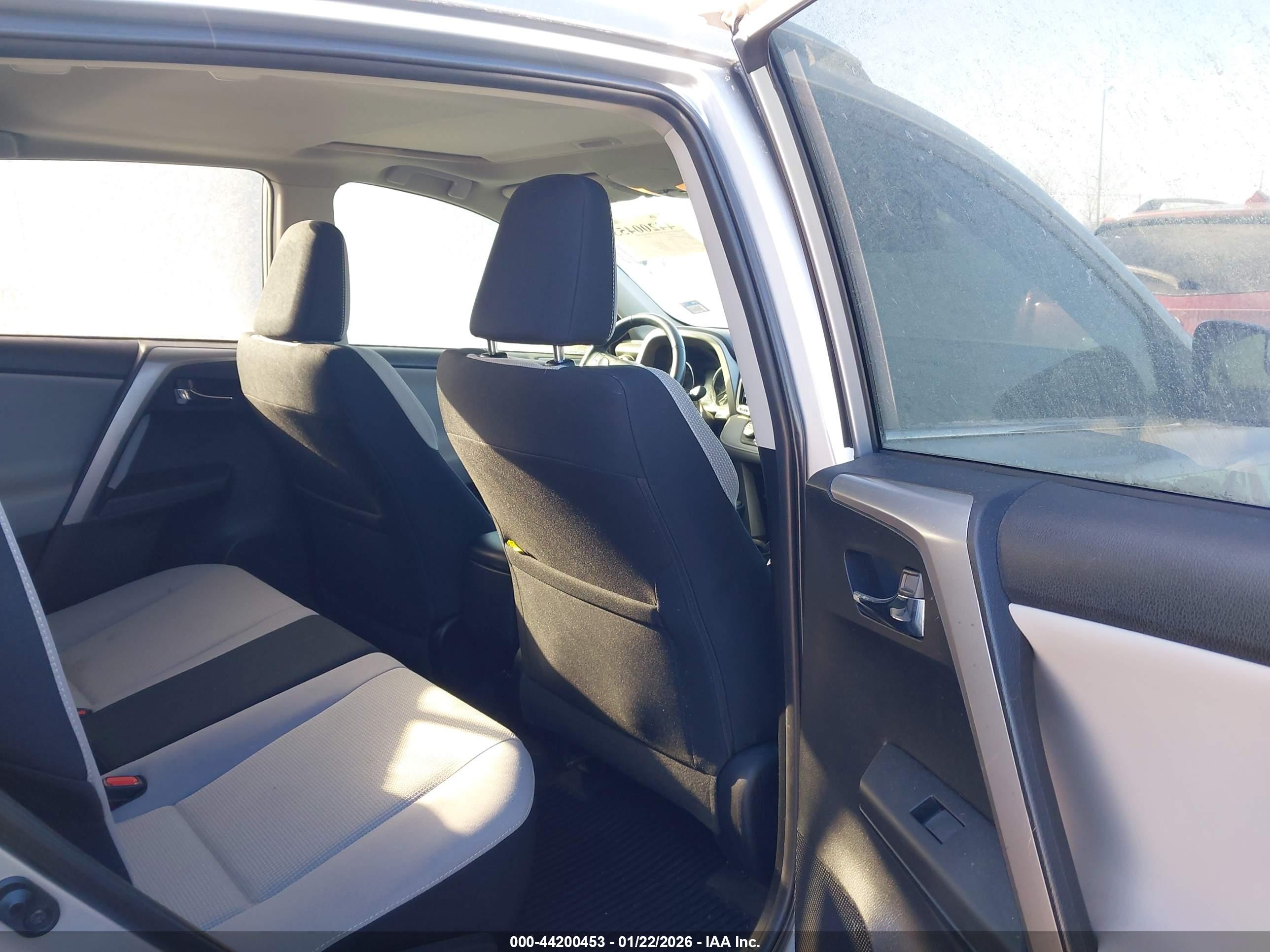 TOYOTA RAV4 image 8