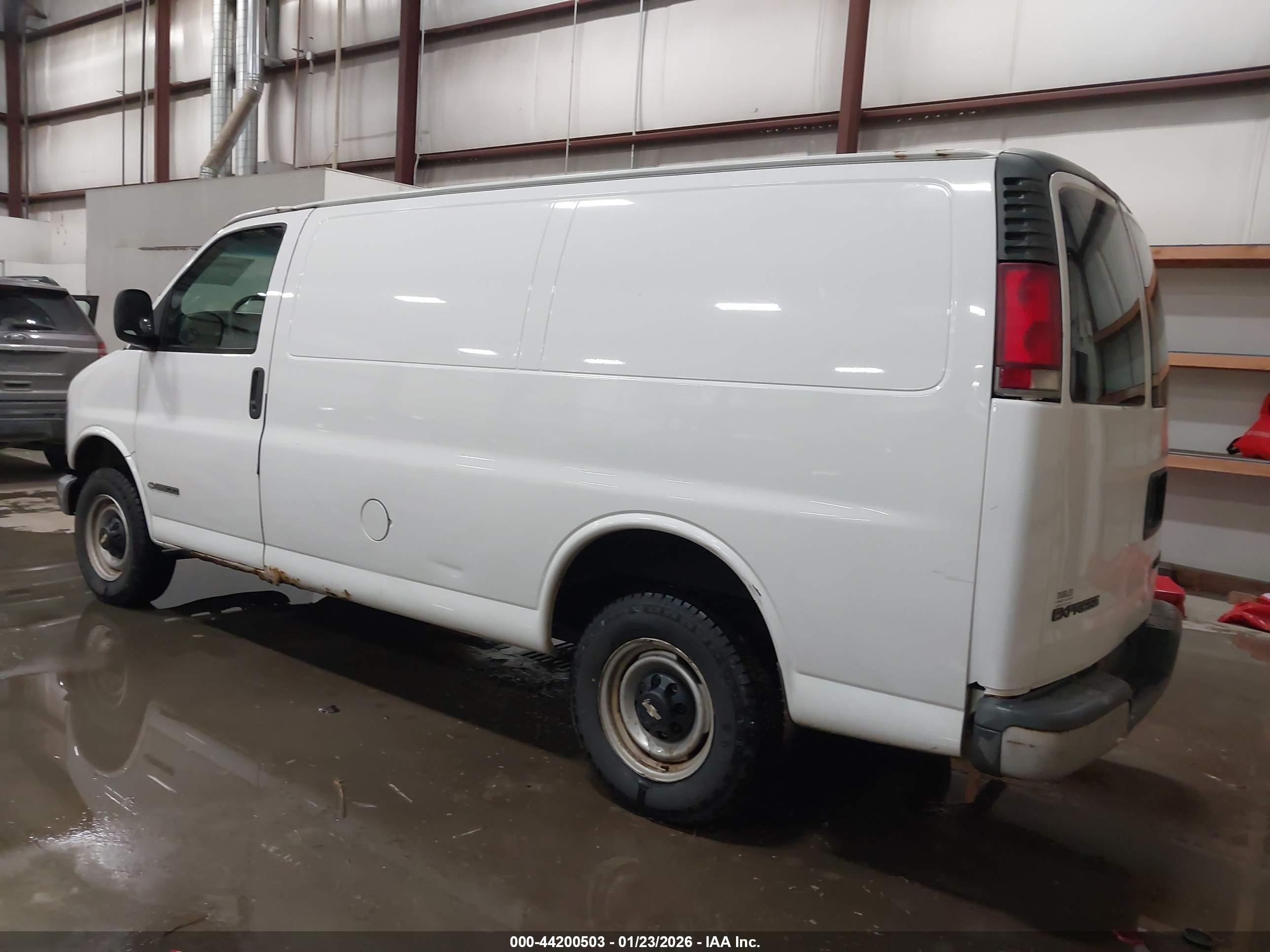CHEVROLET EXPRESS image 3