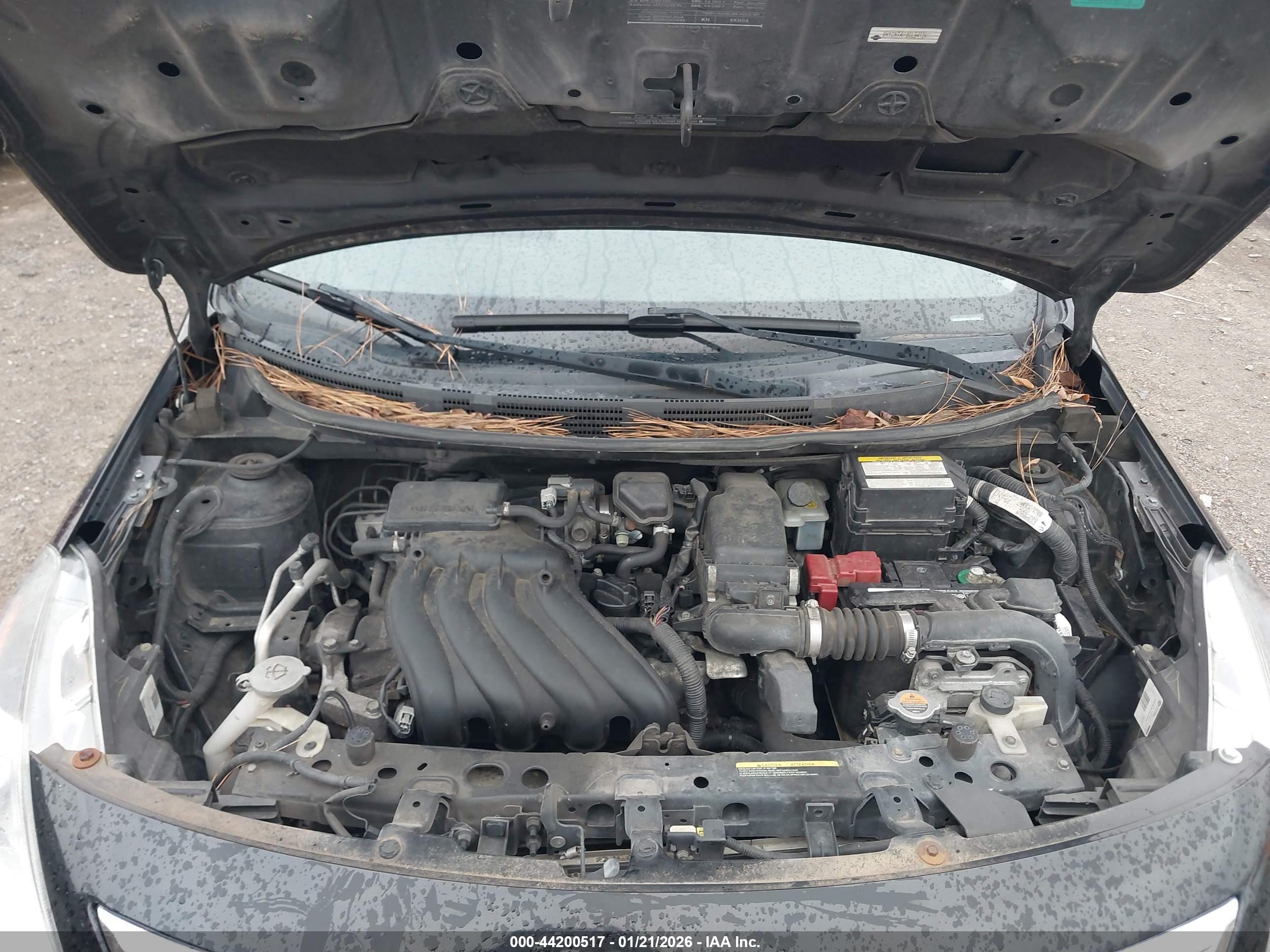 NISSAN VERSA image 10