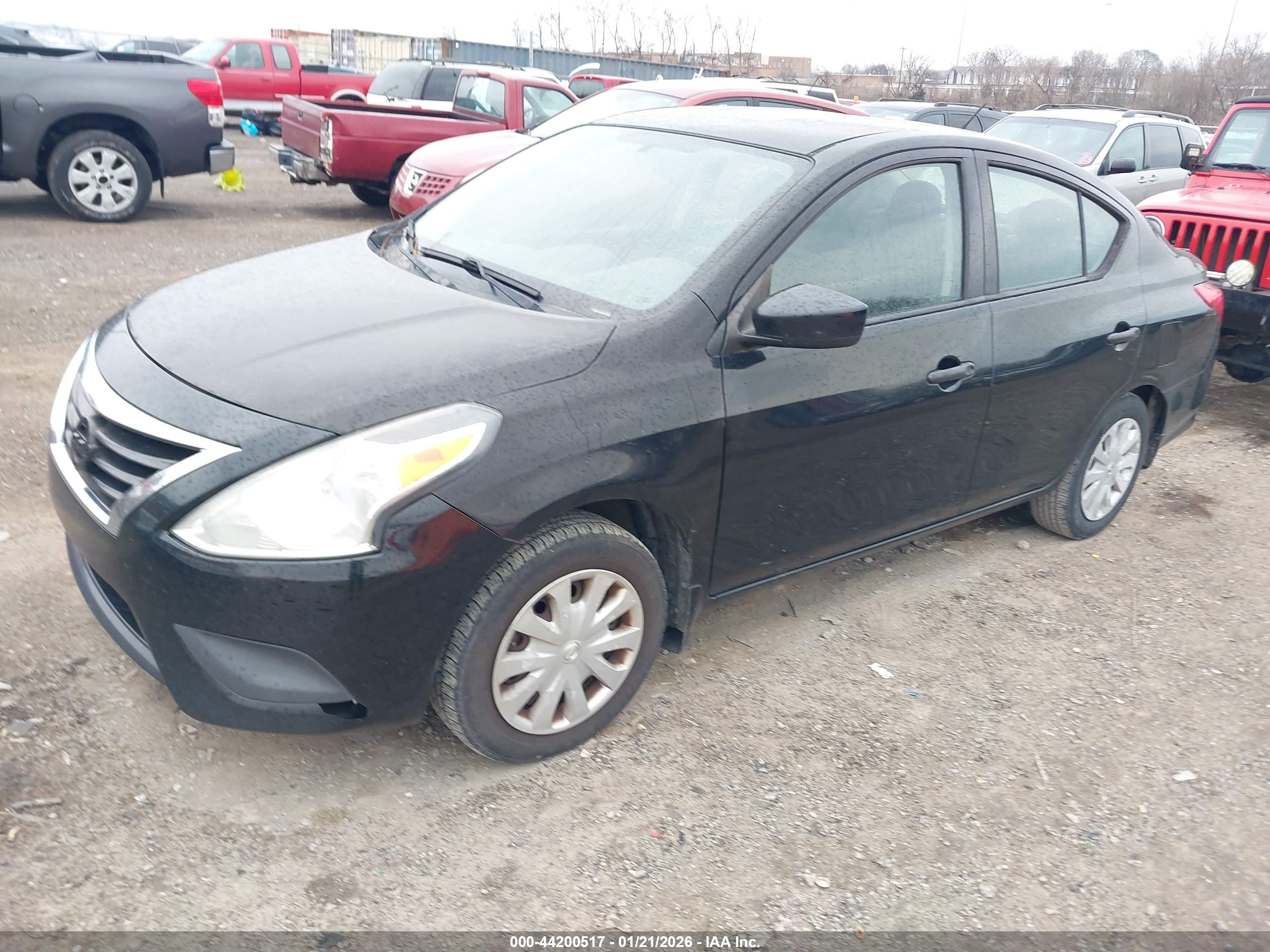 NISSAN VERSA image 2