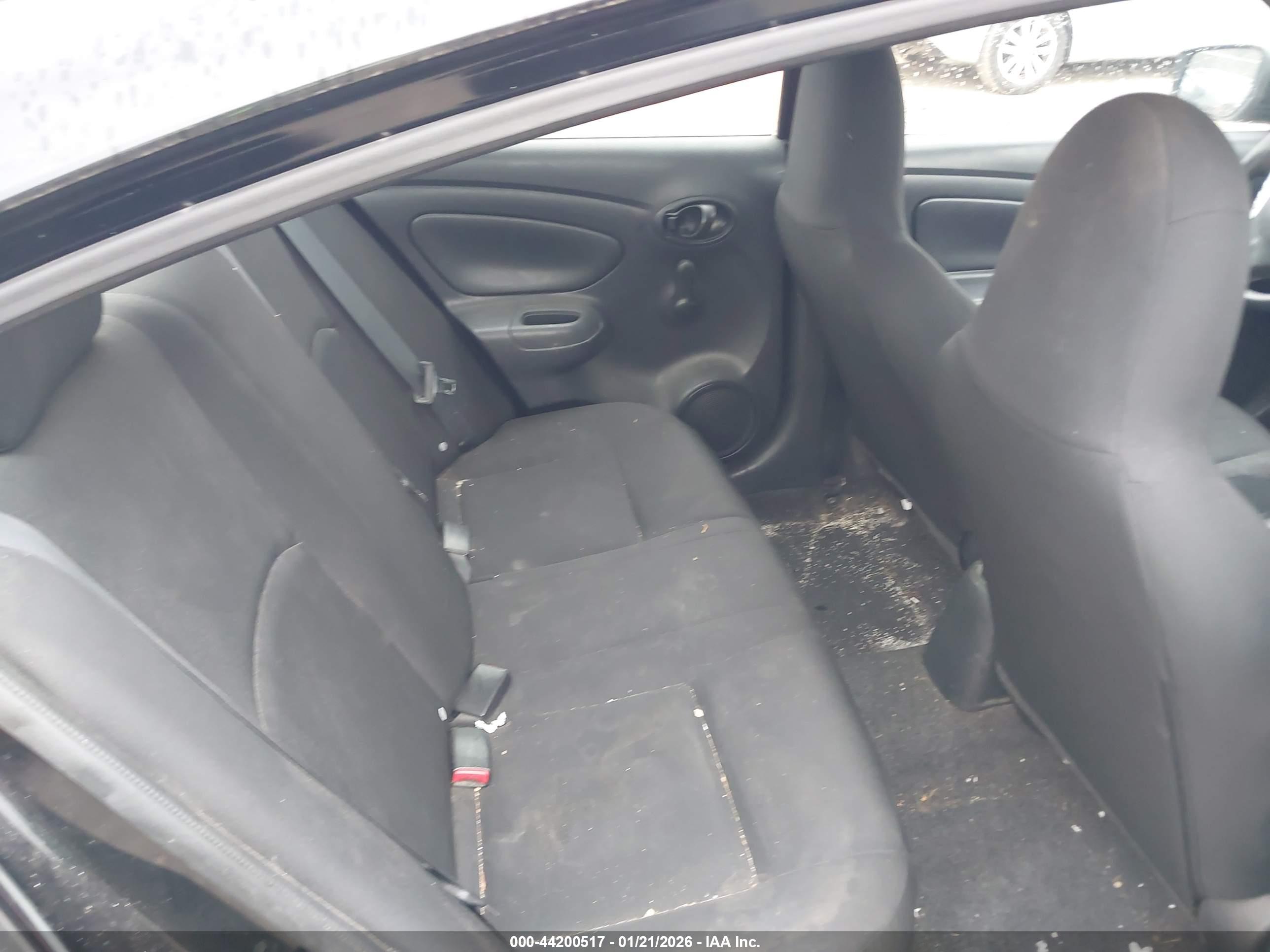 NISSAN VERSA image 8