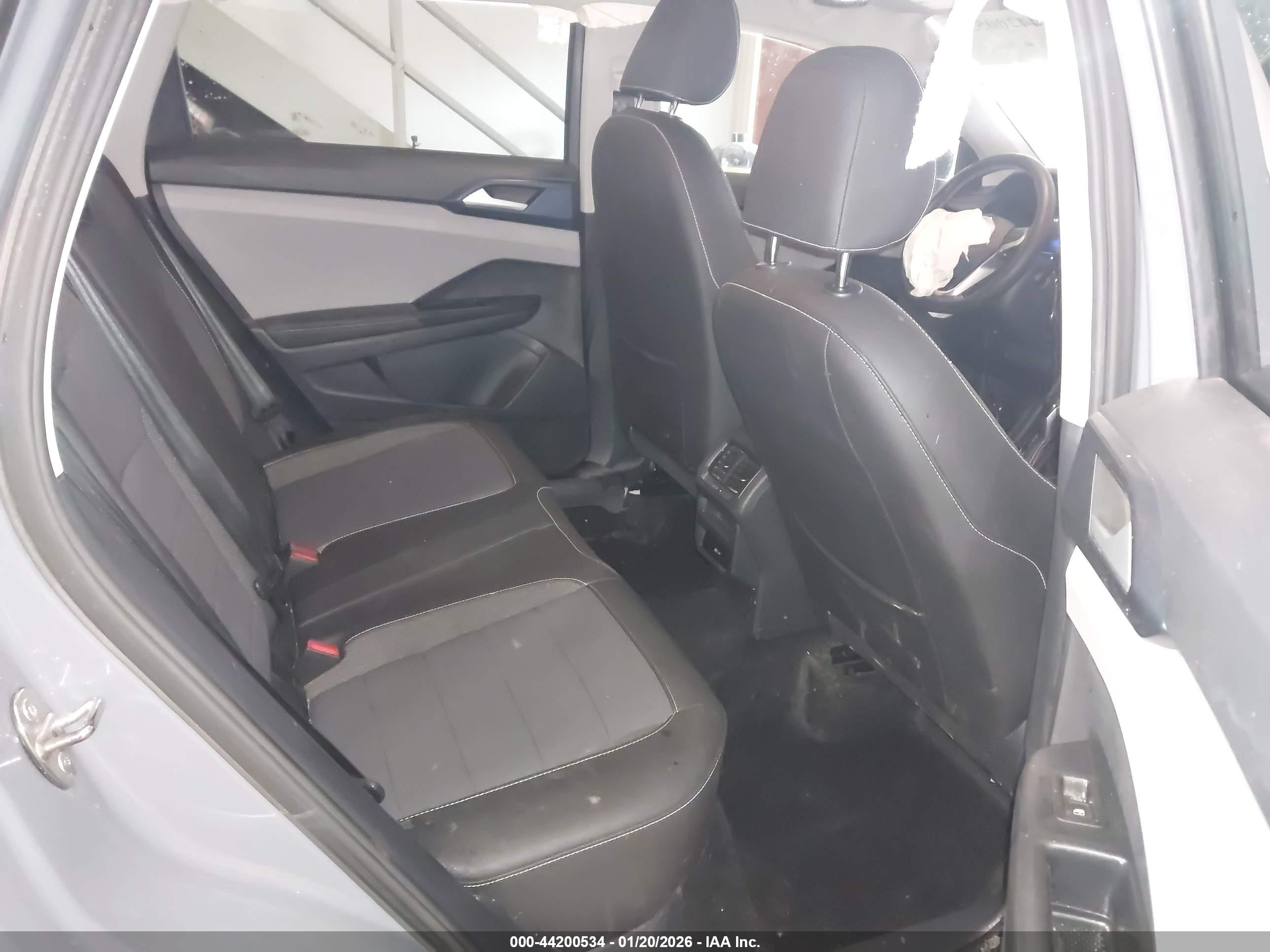 VOLKSWAGEN TAOS image 8