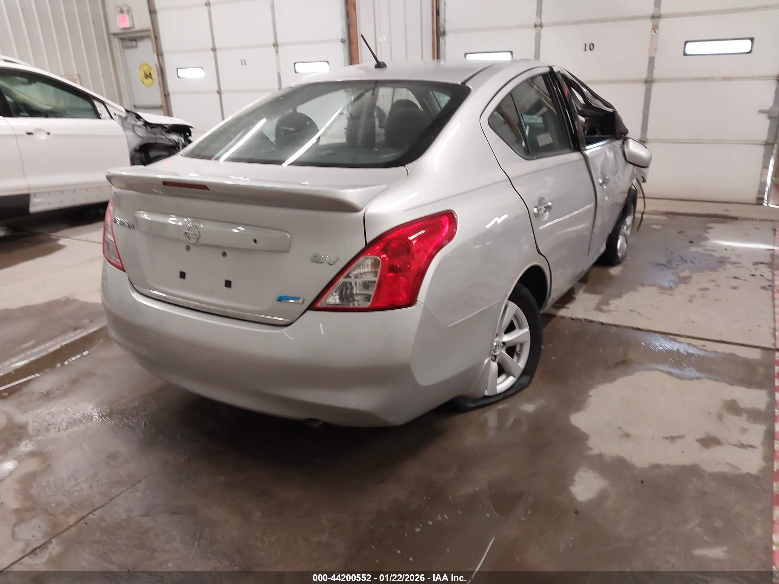 NISSAN VERSA image 4