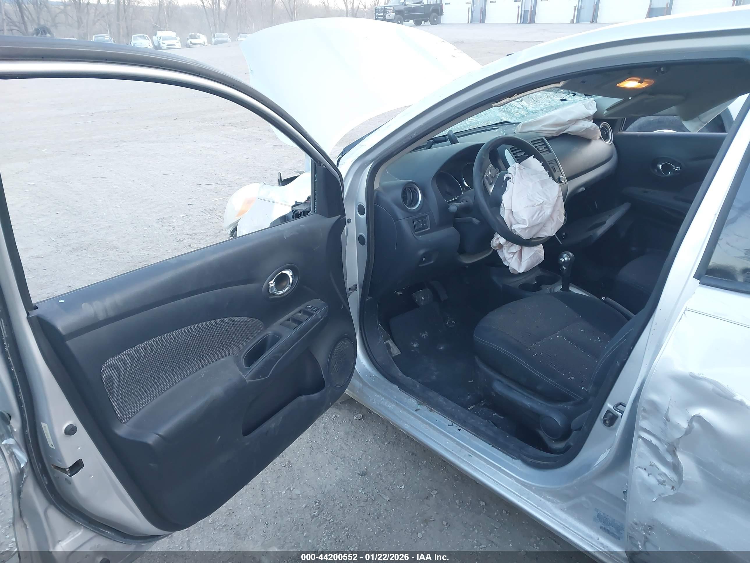NISSAN VERSA image 5