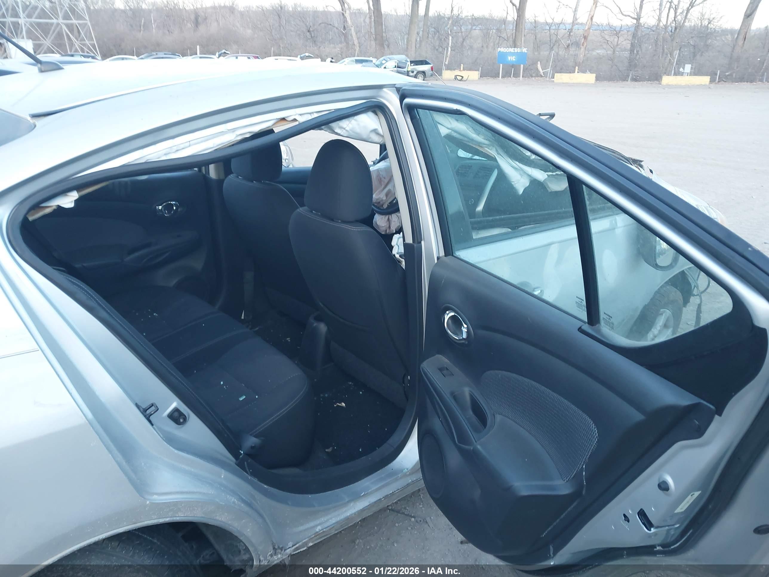 NISSAN VERSA image 8