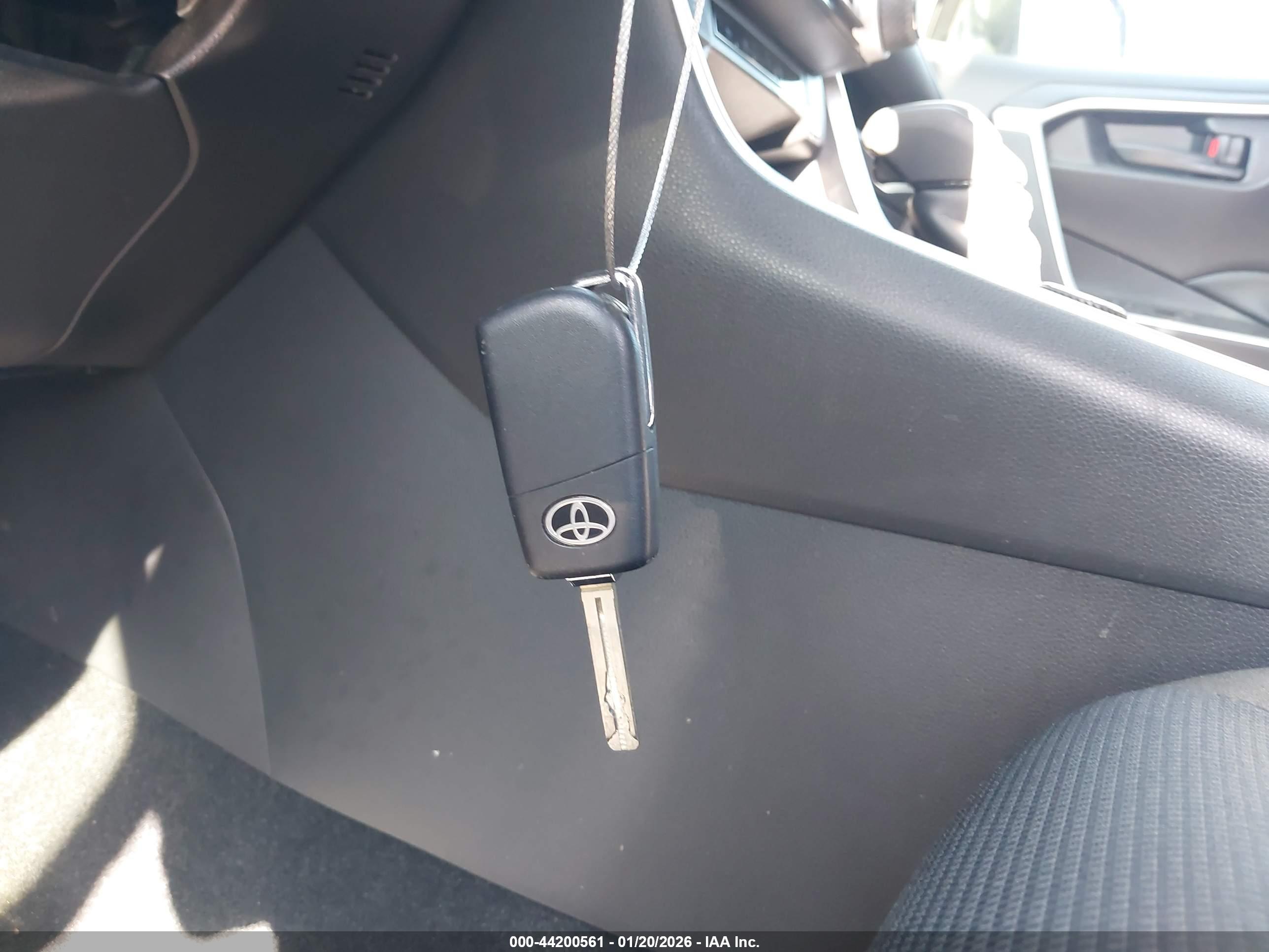 TOYOTA RAV4 image 11