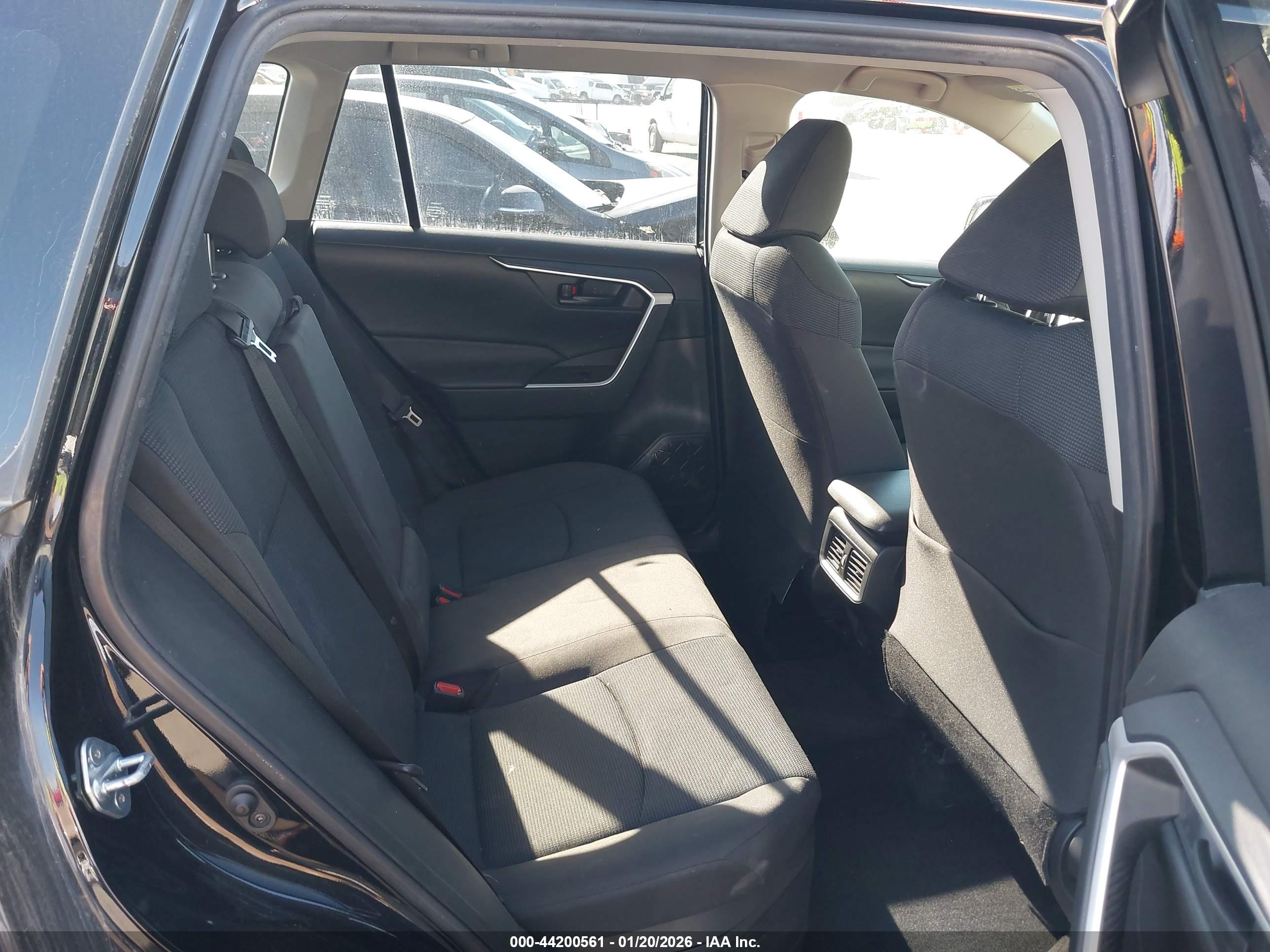 TOYOTA RAV4 image 8