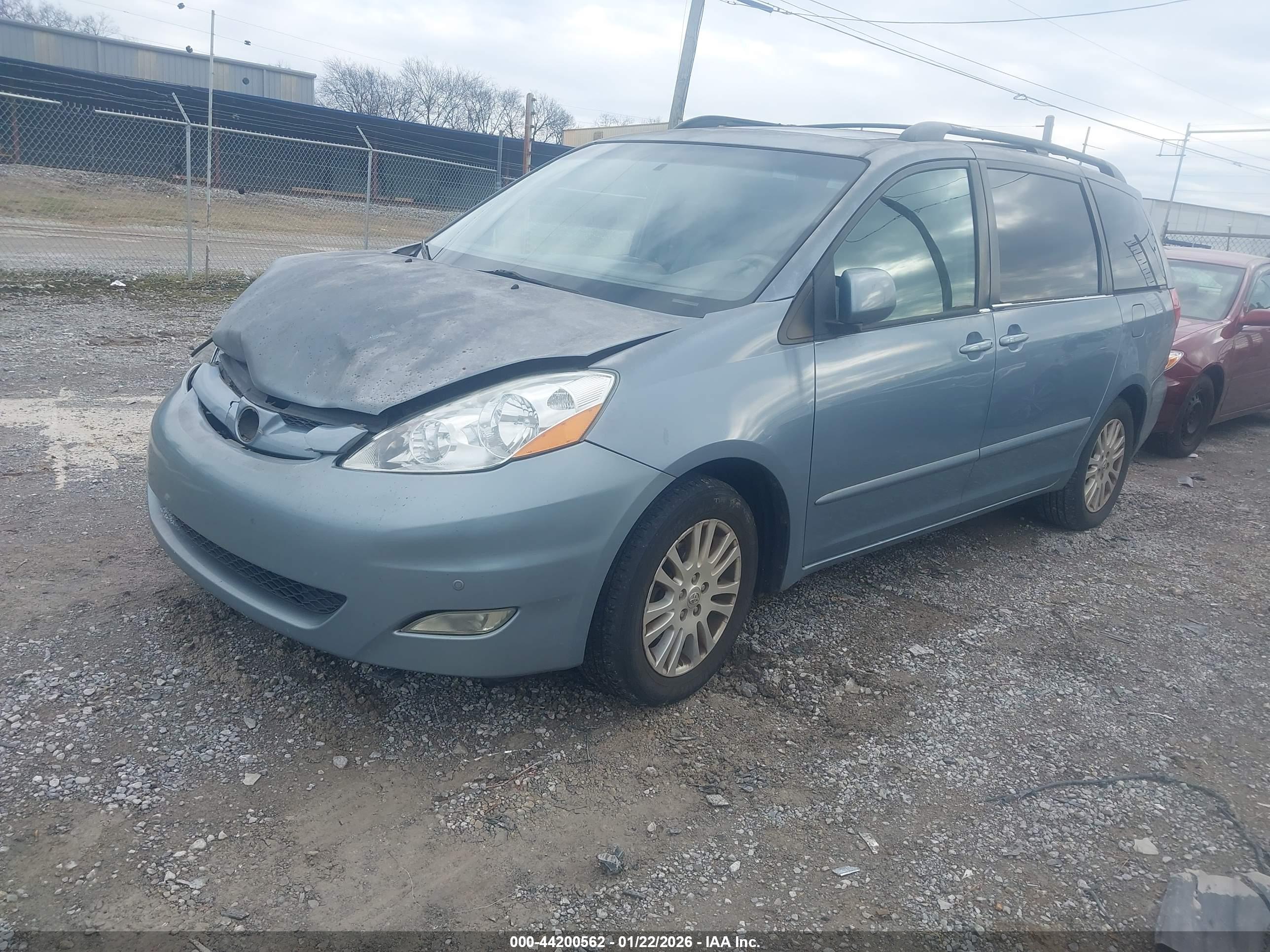 TOYOTA SIENNA image 2