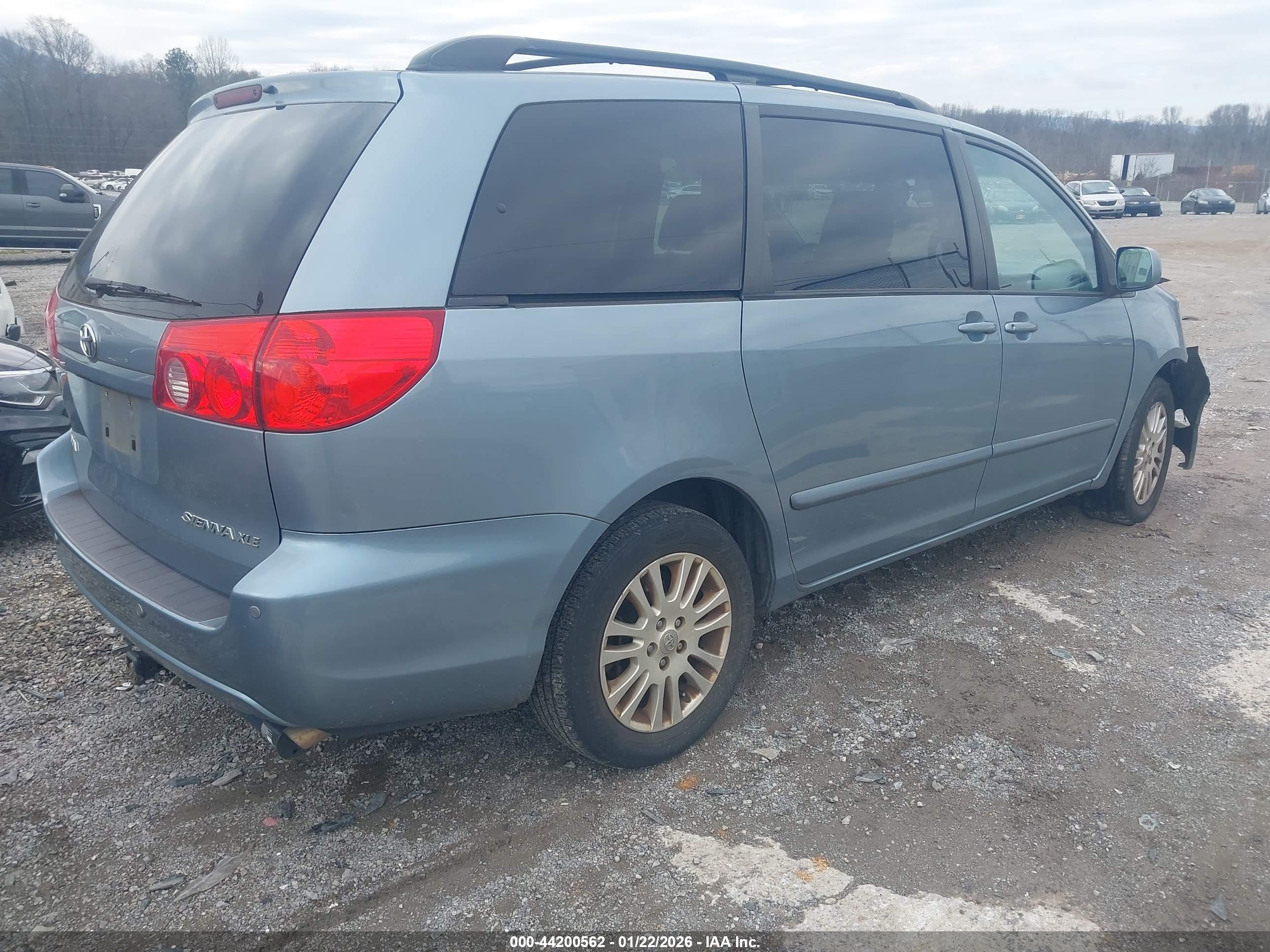 TOYOTA SIENNA image 4