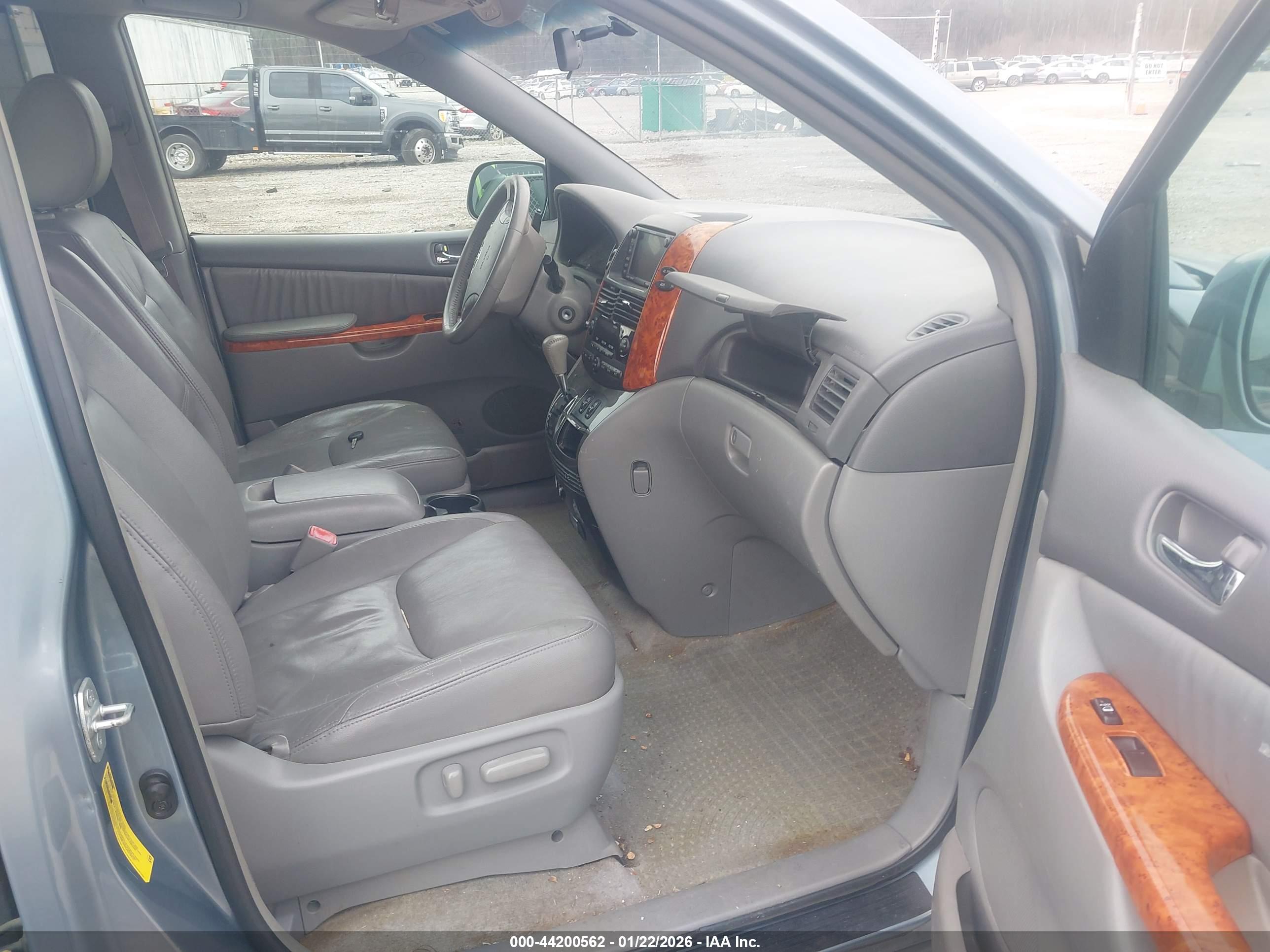 TOYOTA SIENNA image 5