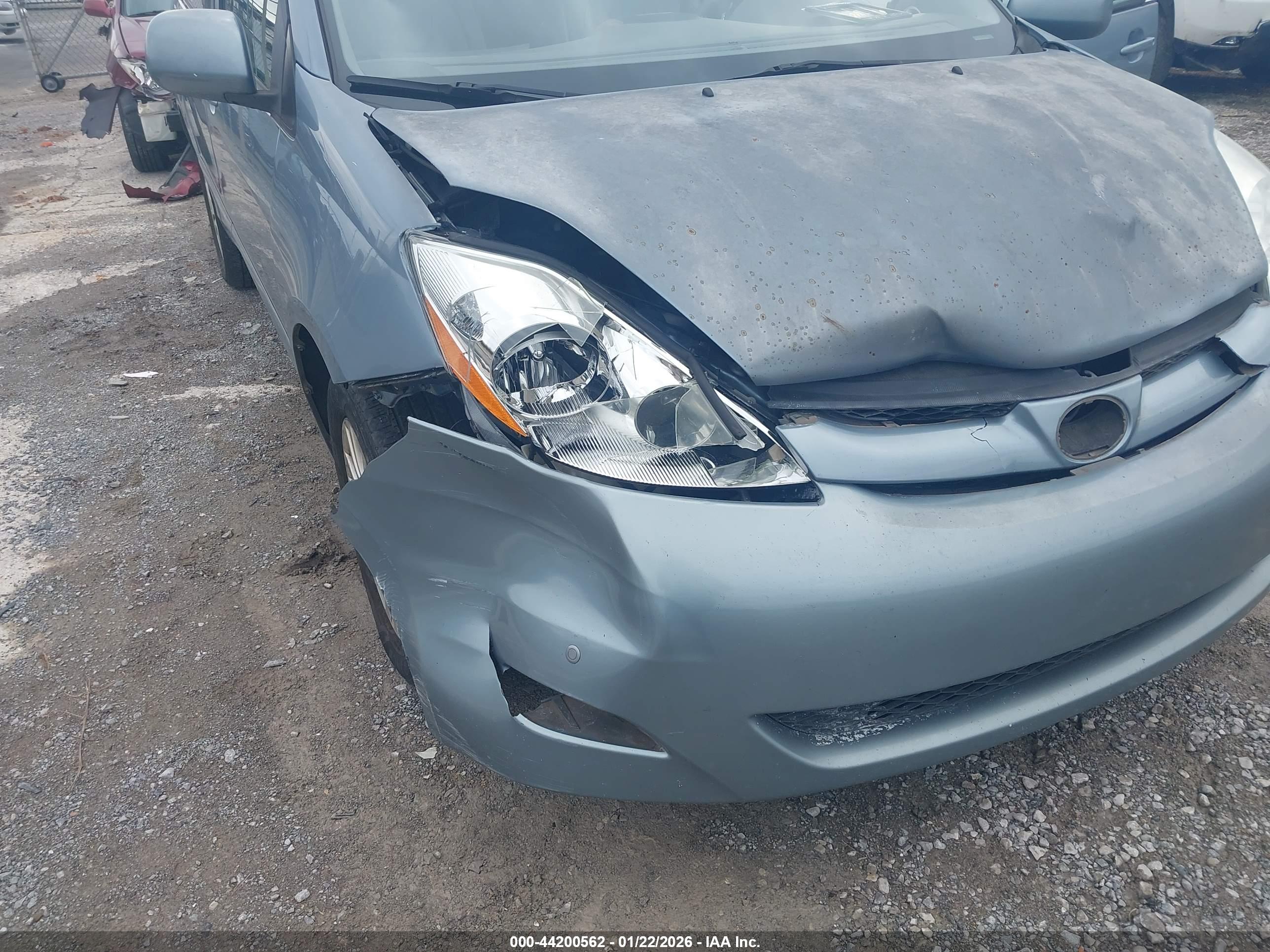 TOYOTA SIENNA image 6