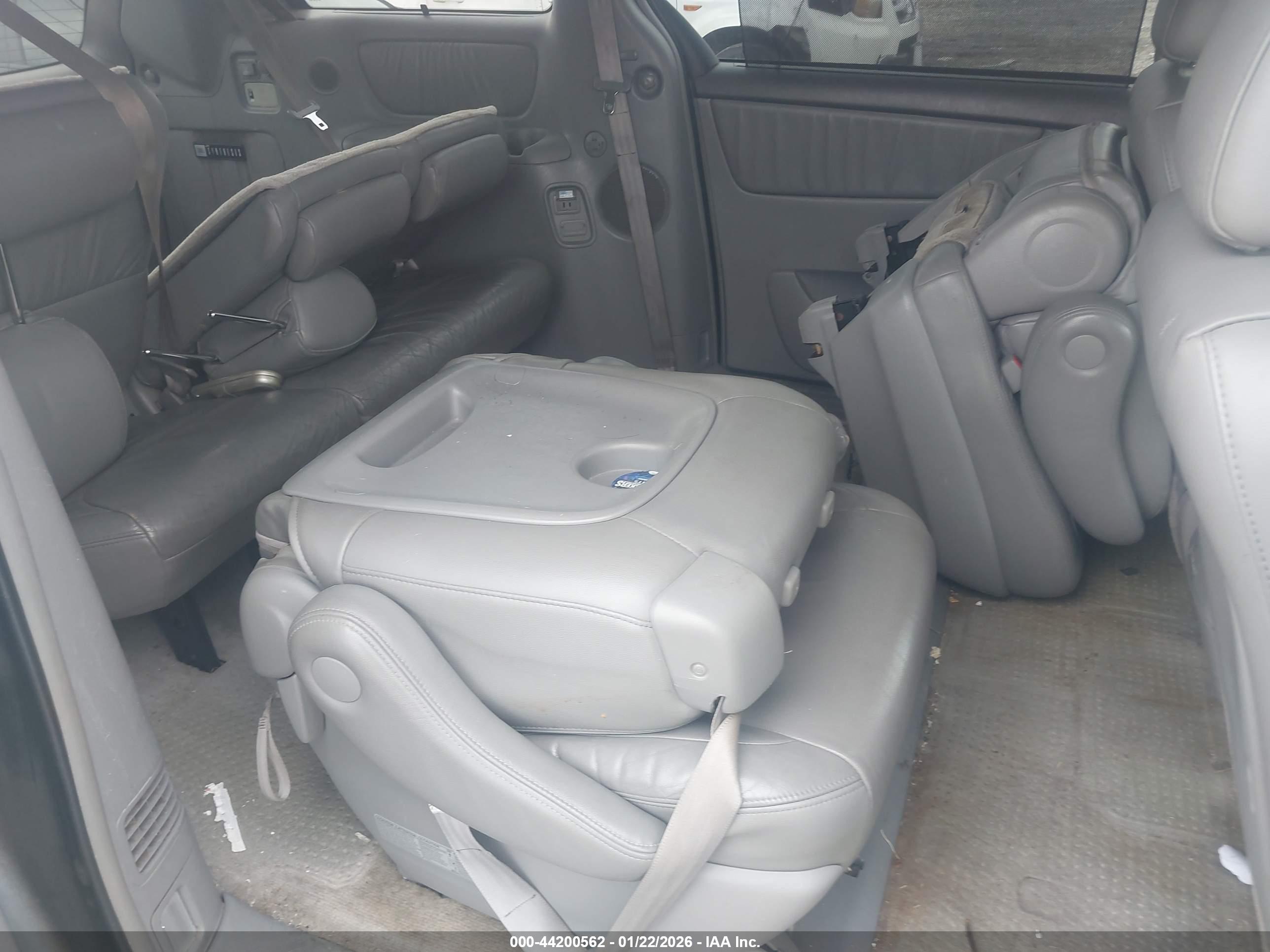 TOYOTA SIENNA image 8