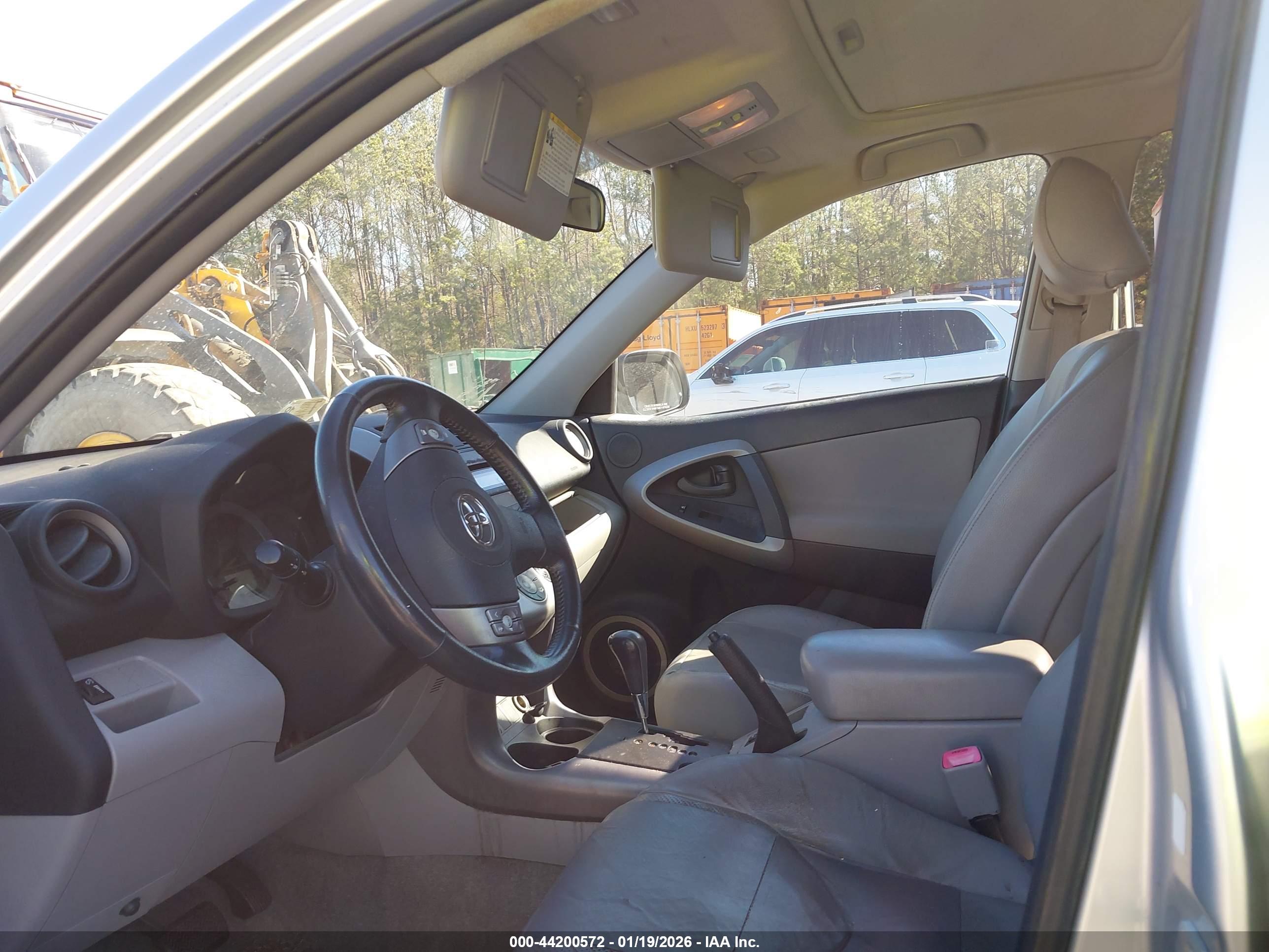 TOYOTA RAV4 image 5